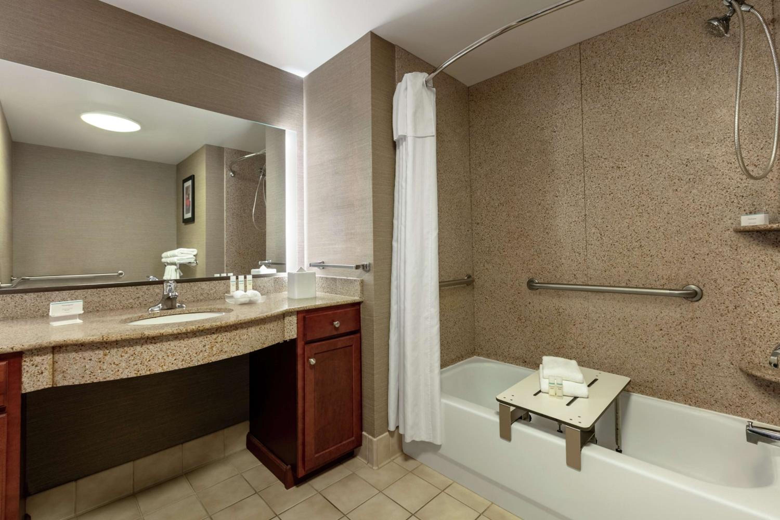 King Studio - Mobility Access/Non-Smoking - Photo 3