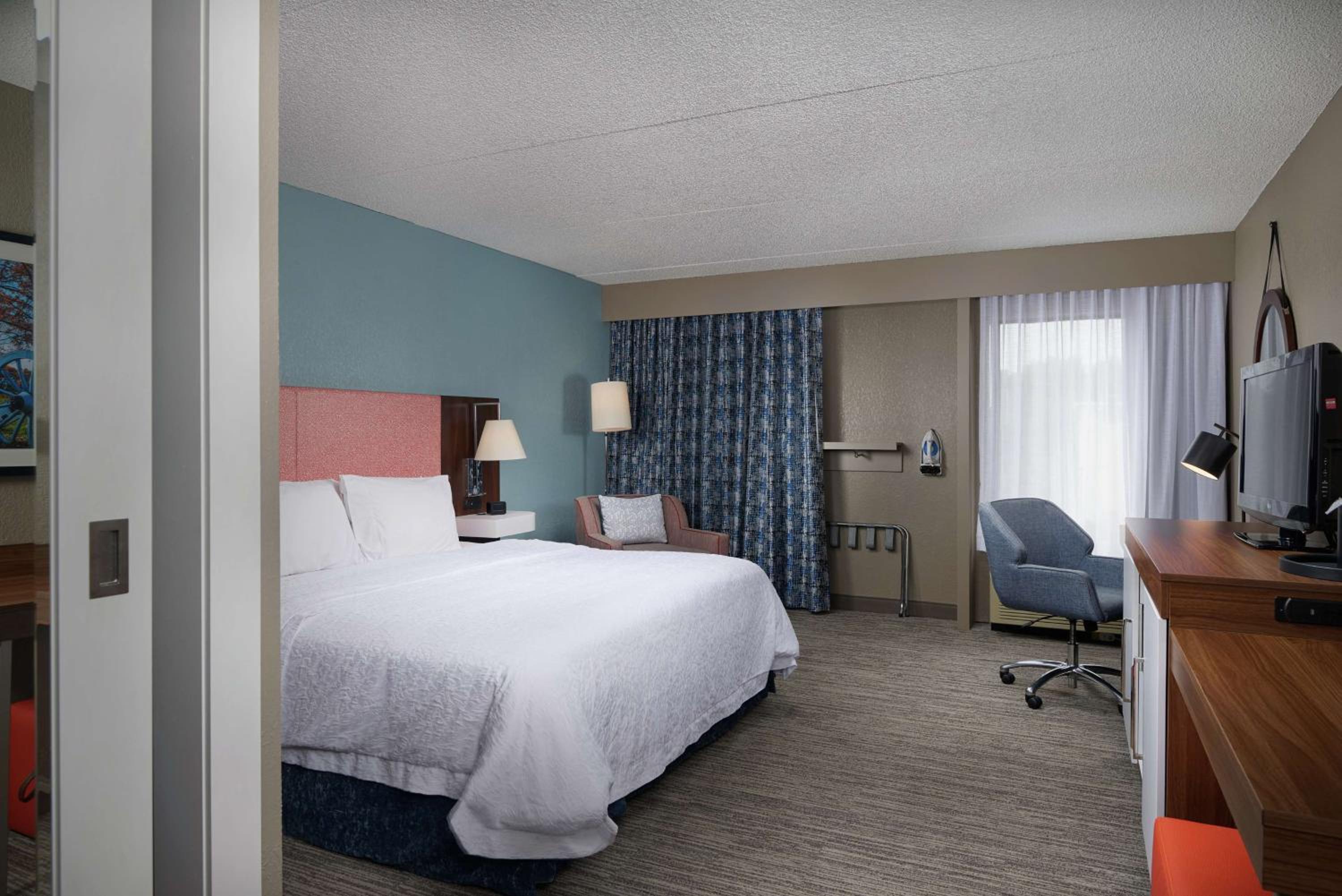King Room with Accessible Tub - Mobility and Hearing Access/Non-Smoking - Photo 3