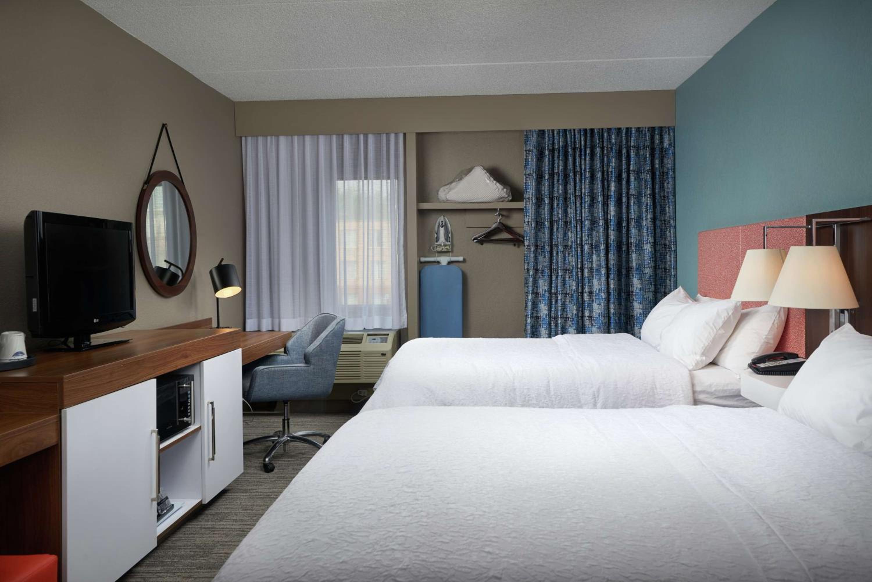 Room with Two Queen Beds - Non-Smoking - Photo 2