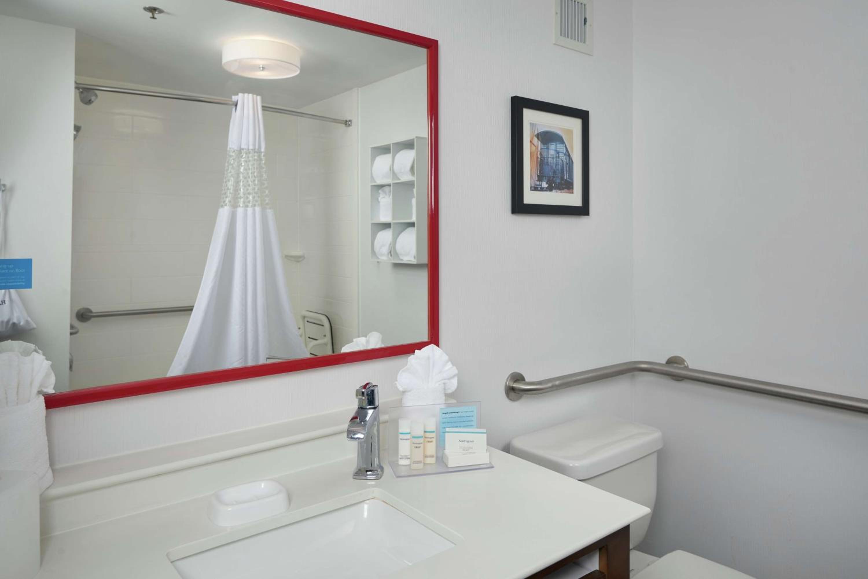King Room with Accessible Tub - Mobility and Hearing Access/Non-Smoking - Photo 2