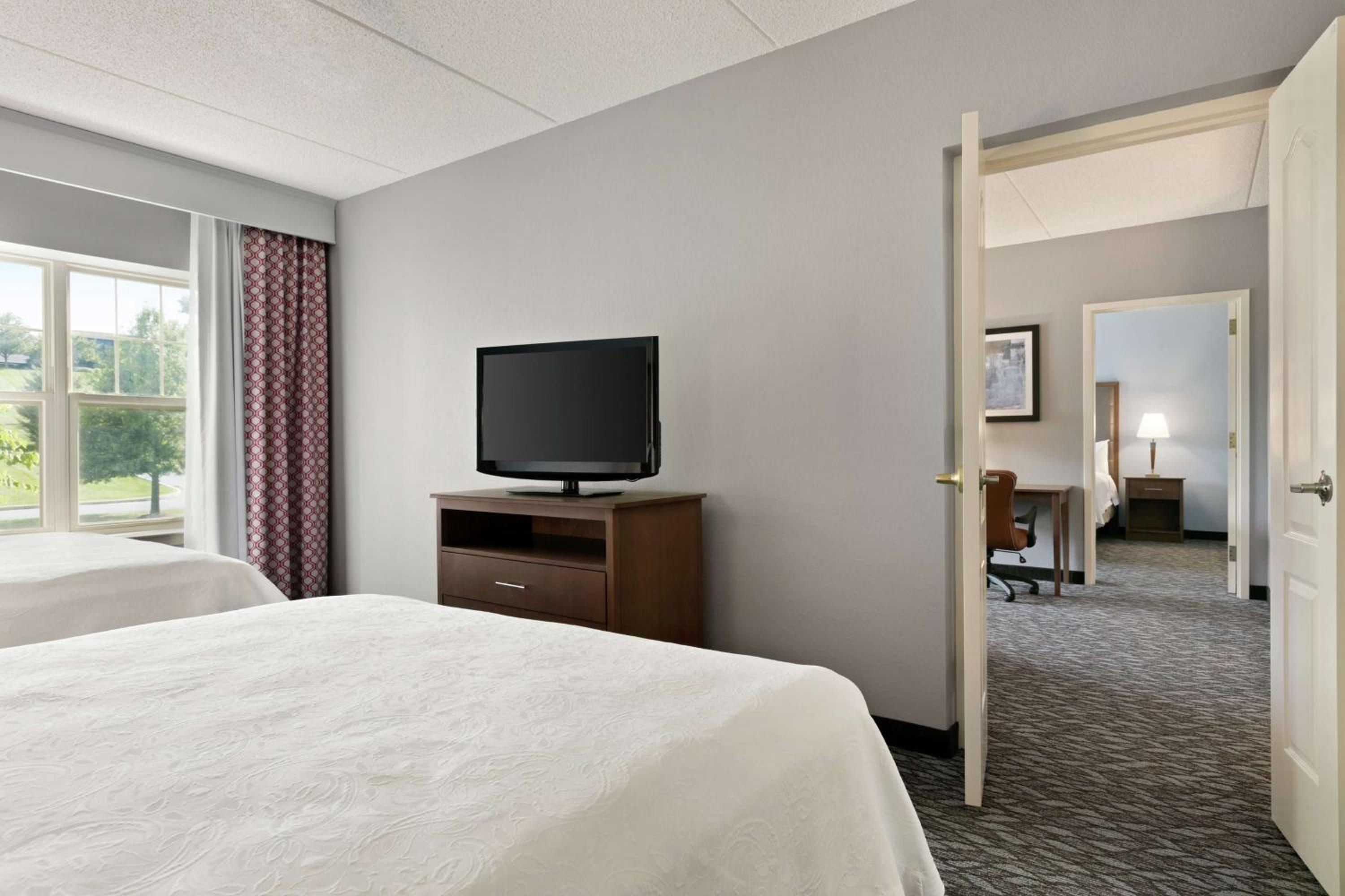 Two Bedroom Suite with One King and Two Queen Beds - Non-Smoking - Photo 2