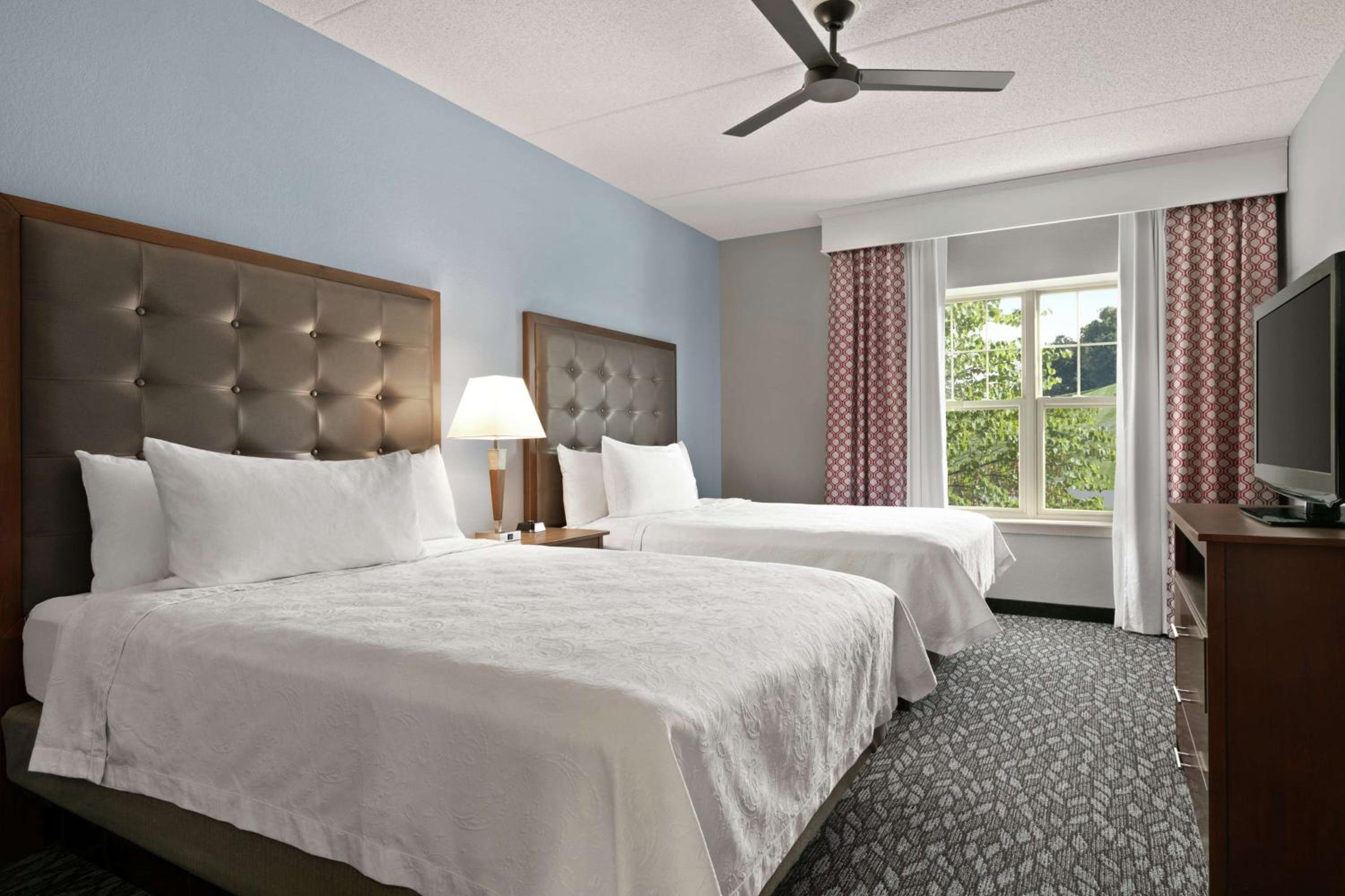 Two Bedroom Suite with One King and Two Queen Beds - Non-Smoking - Photo 4