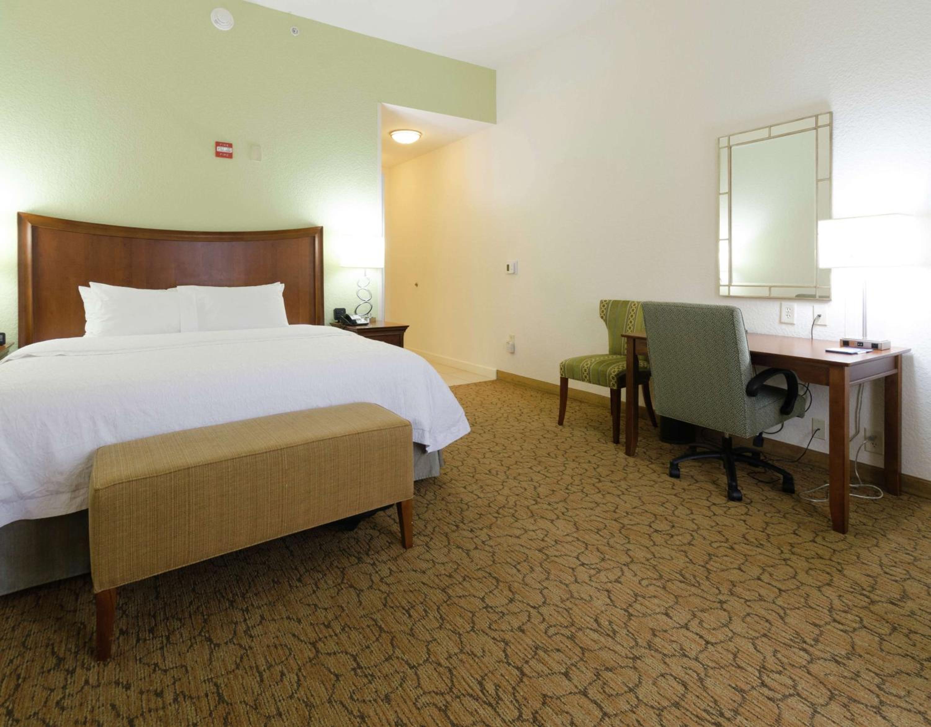 King Room with King Bed - Non-Smoking - Photo 3