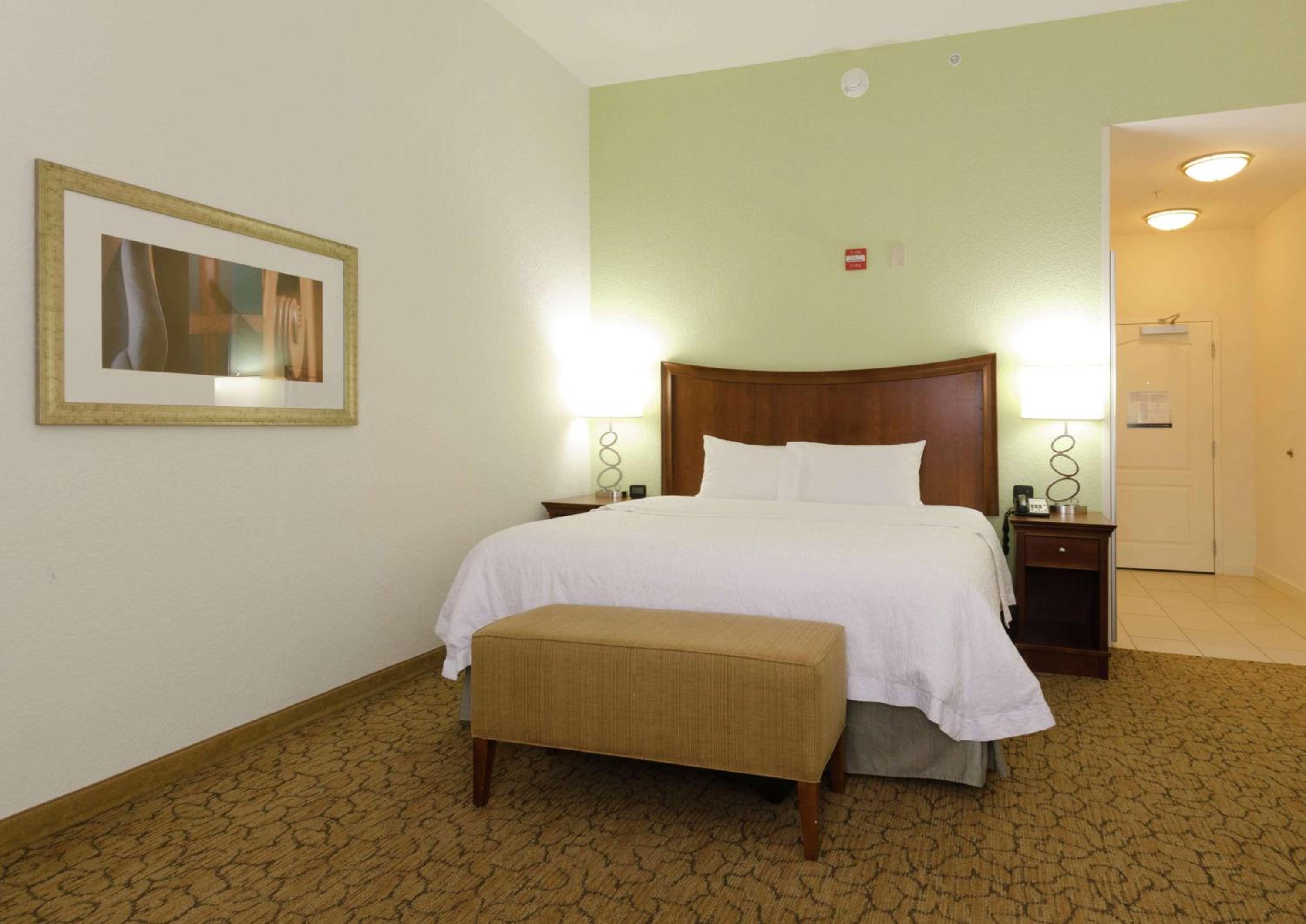 King Room with King Bed - Non-Smoking - Photo 4