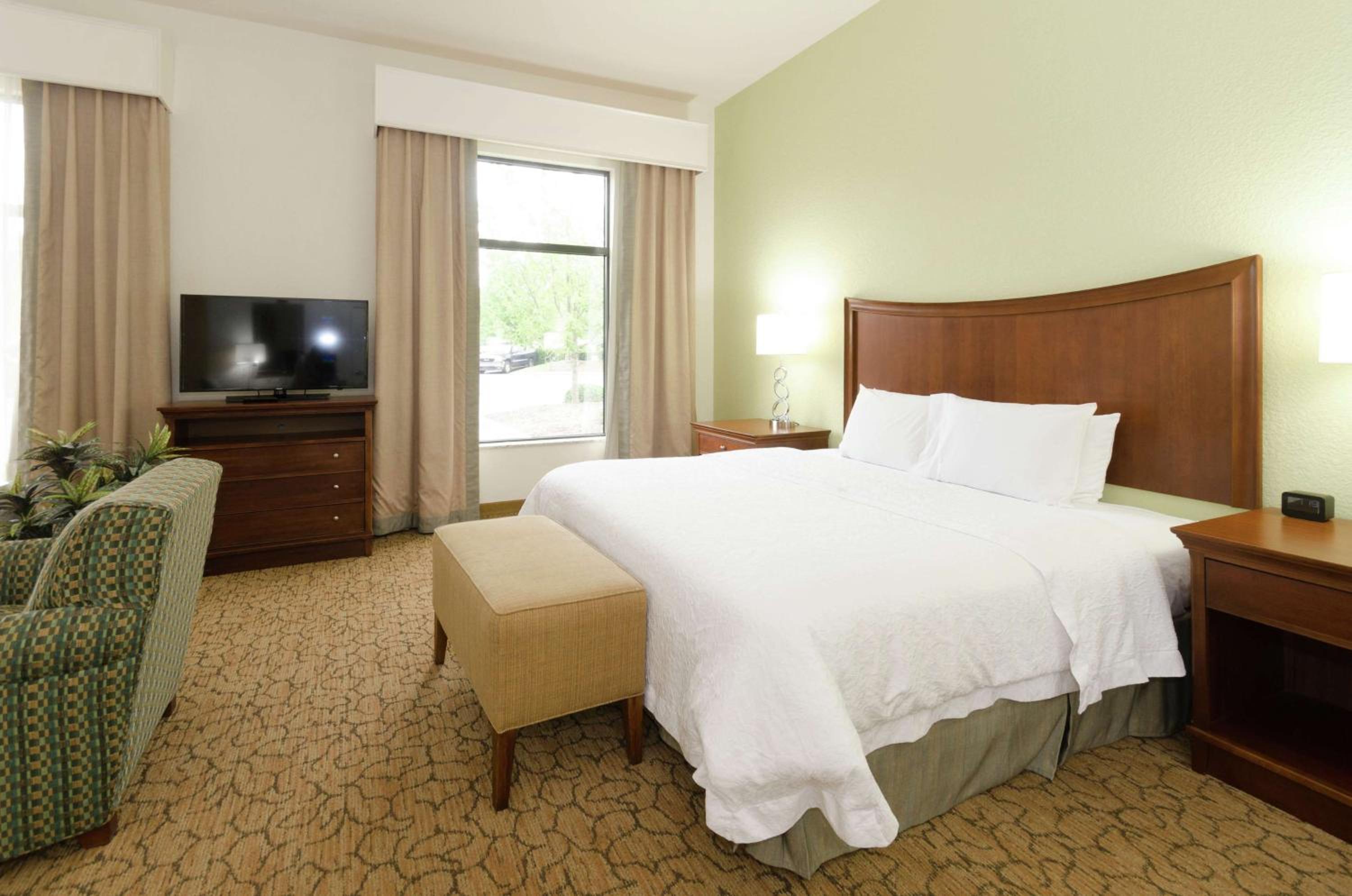 King Room with King Bed - Non-Smoking - Photo 5
