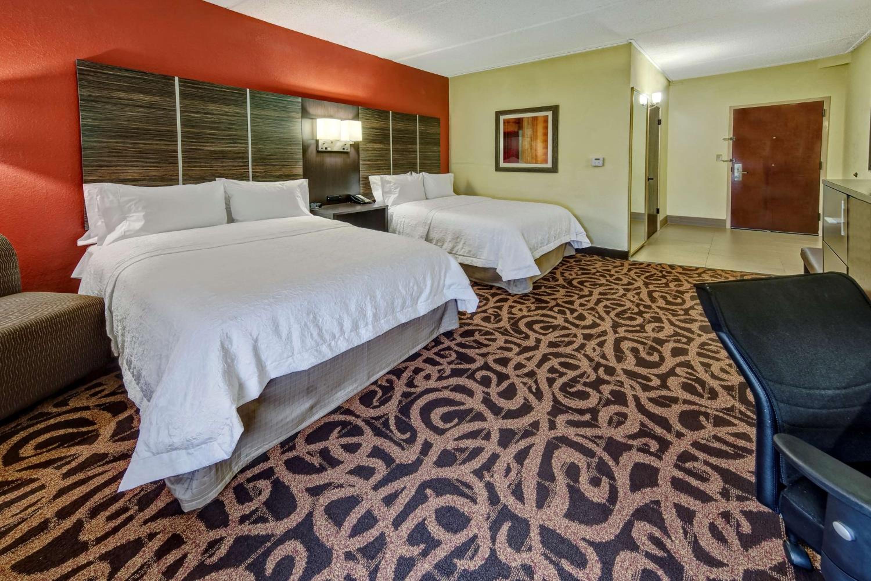 Room with Two Queen Beds - Non-Smoking photo 2