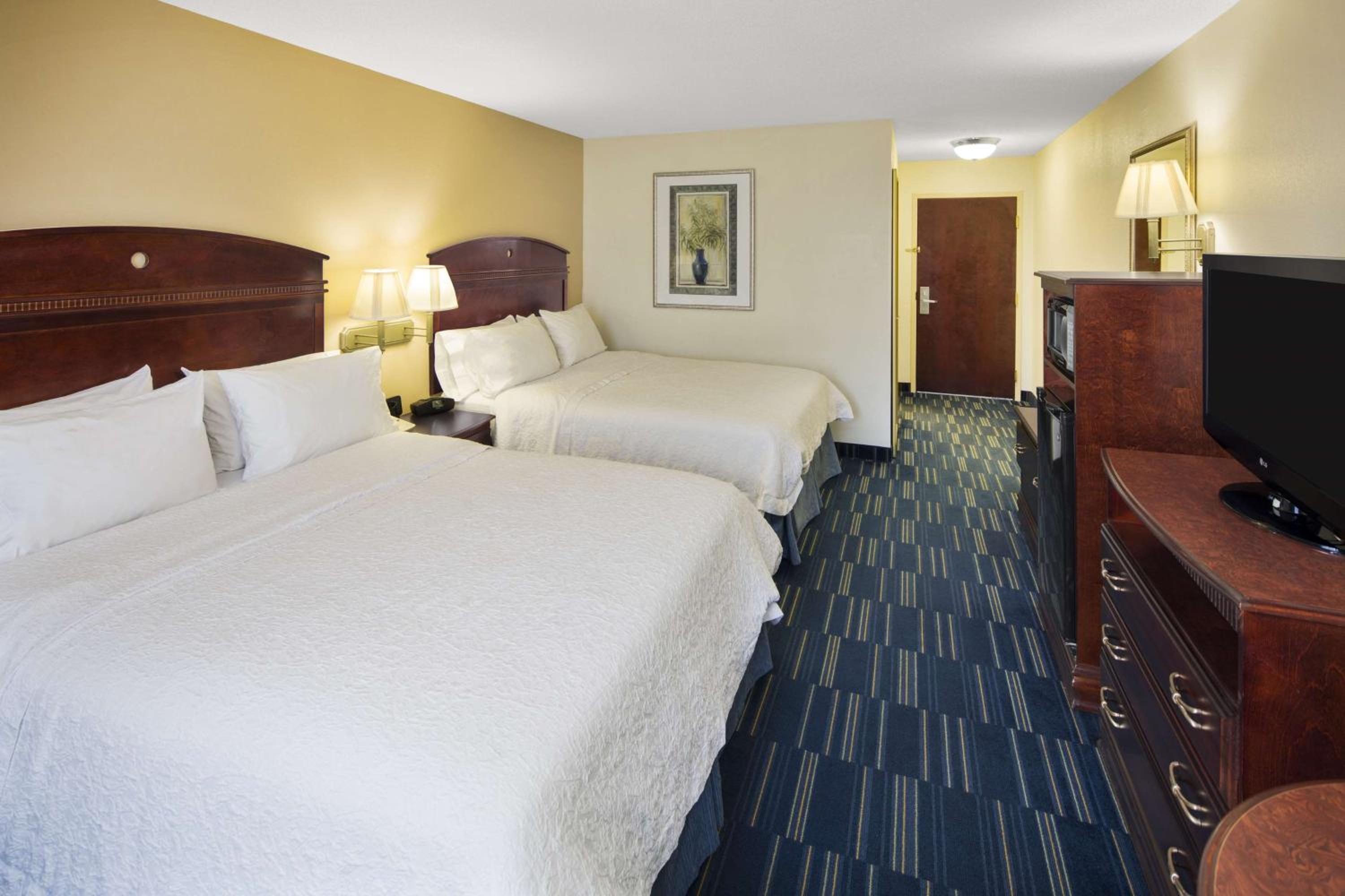 Room with Two Queen Beds - Non-Smoking - Photo 3