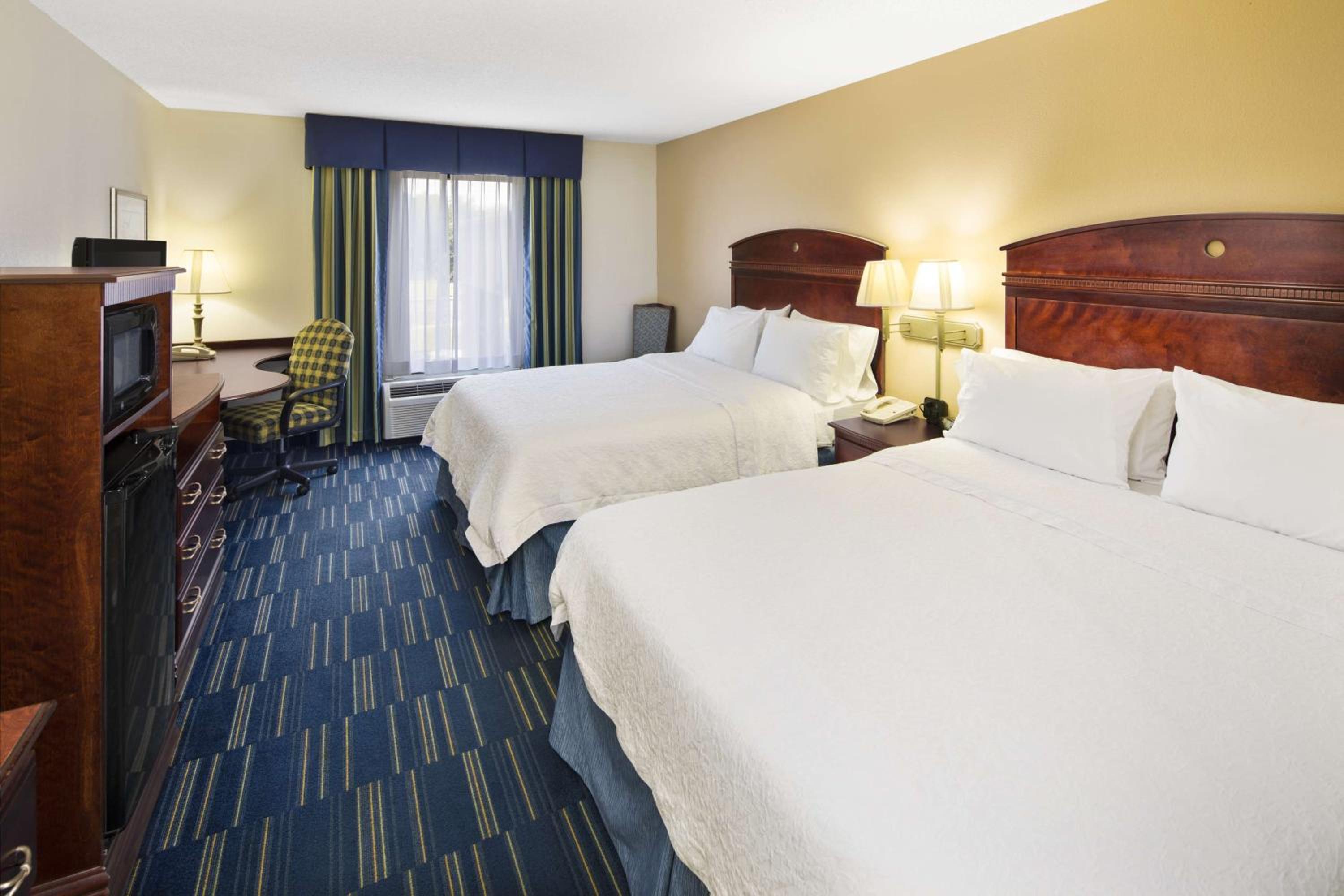 Room with Two Queen Beds - Non-Smoking - Photo 2