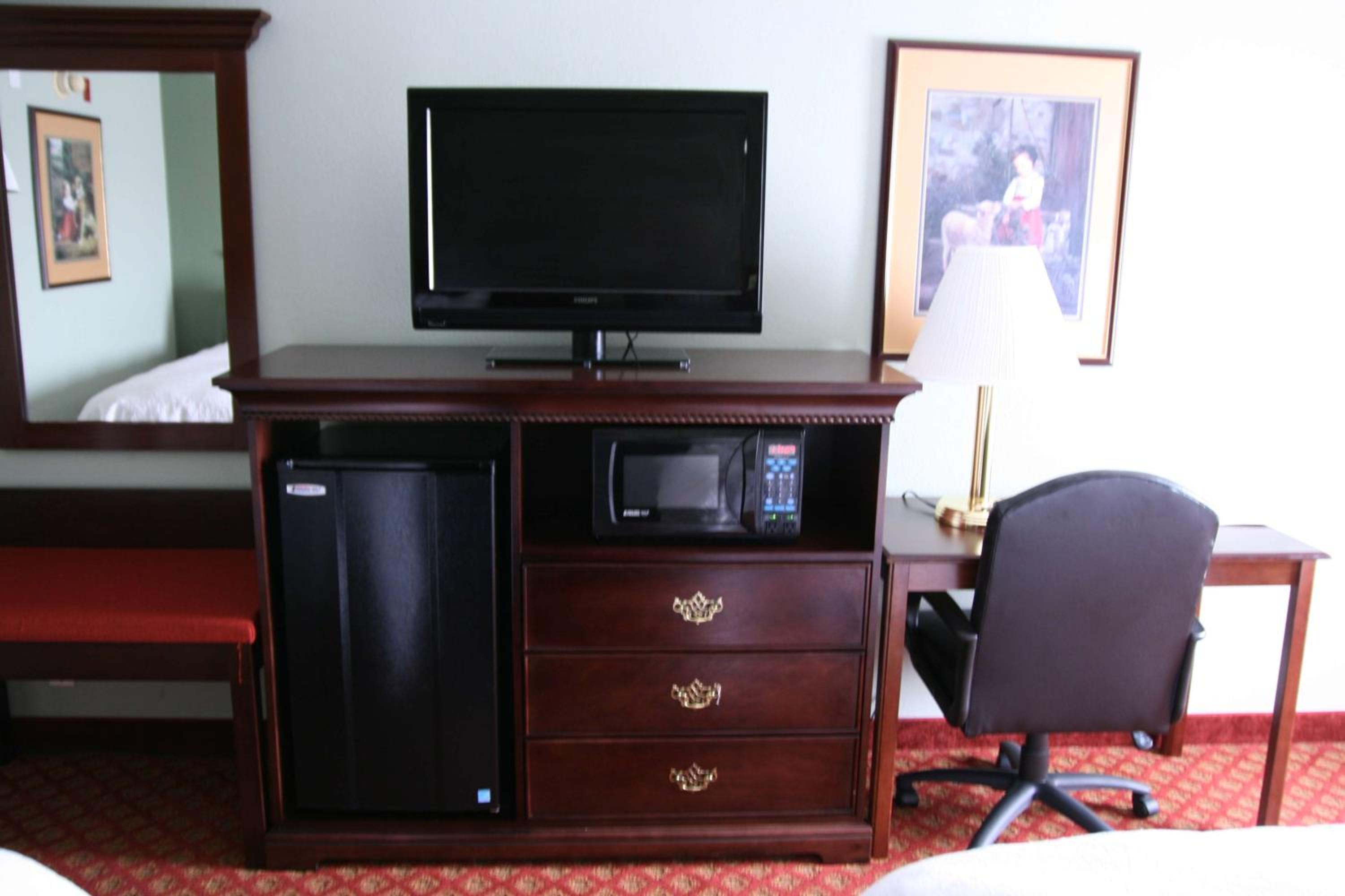 Deluxe King Room with Sofa Bed - Non-Smoking - Photo 8