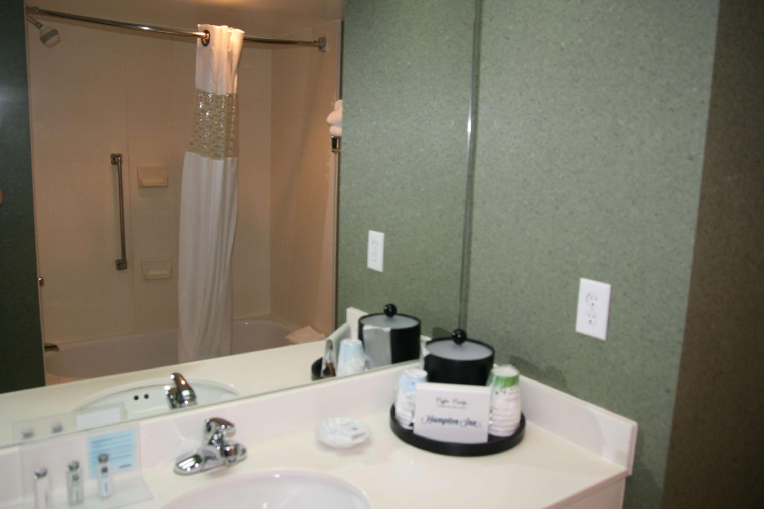 Deluxe King Room with Sofa Bed - Non-Smoking - Photo 4