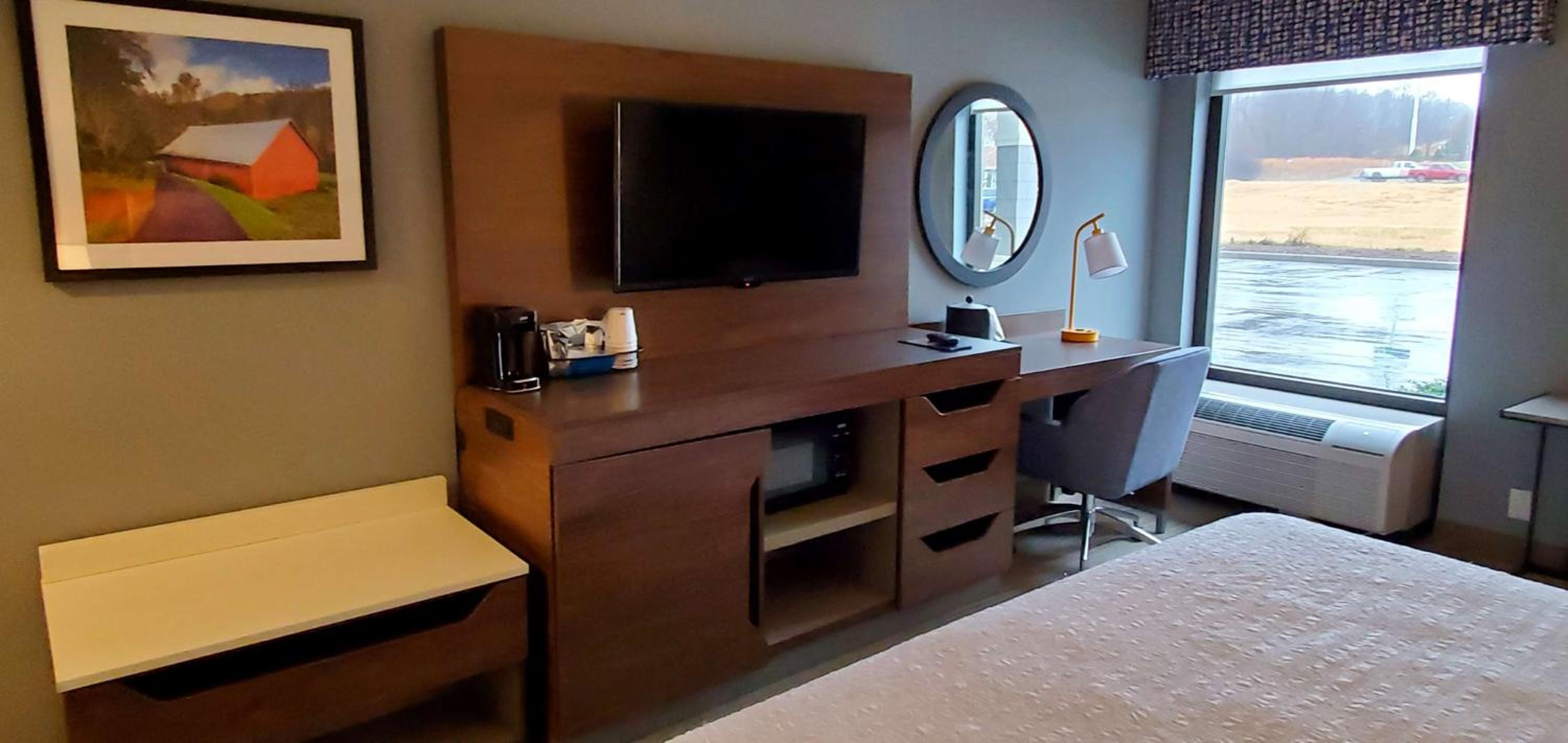 King Room with Bath Tub - Mobility and Hearing Access - Photo 1