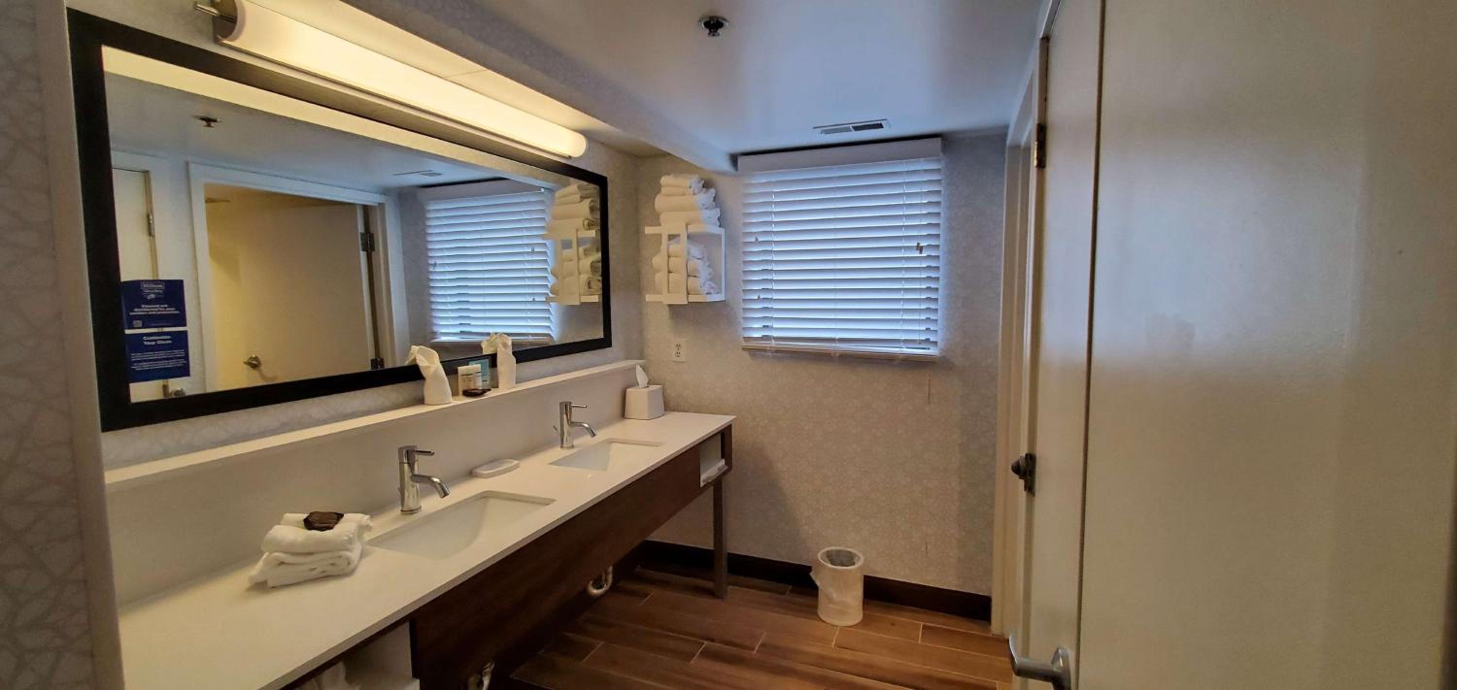 Queen Suite with Two Queen Beds - Non-Smoking - Photo 2