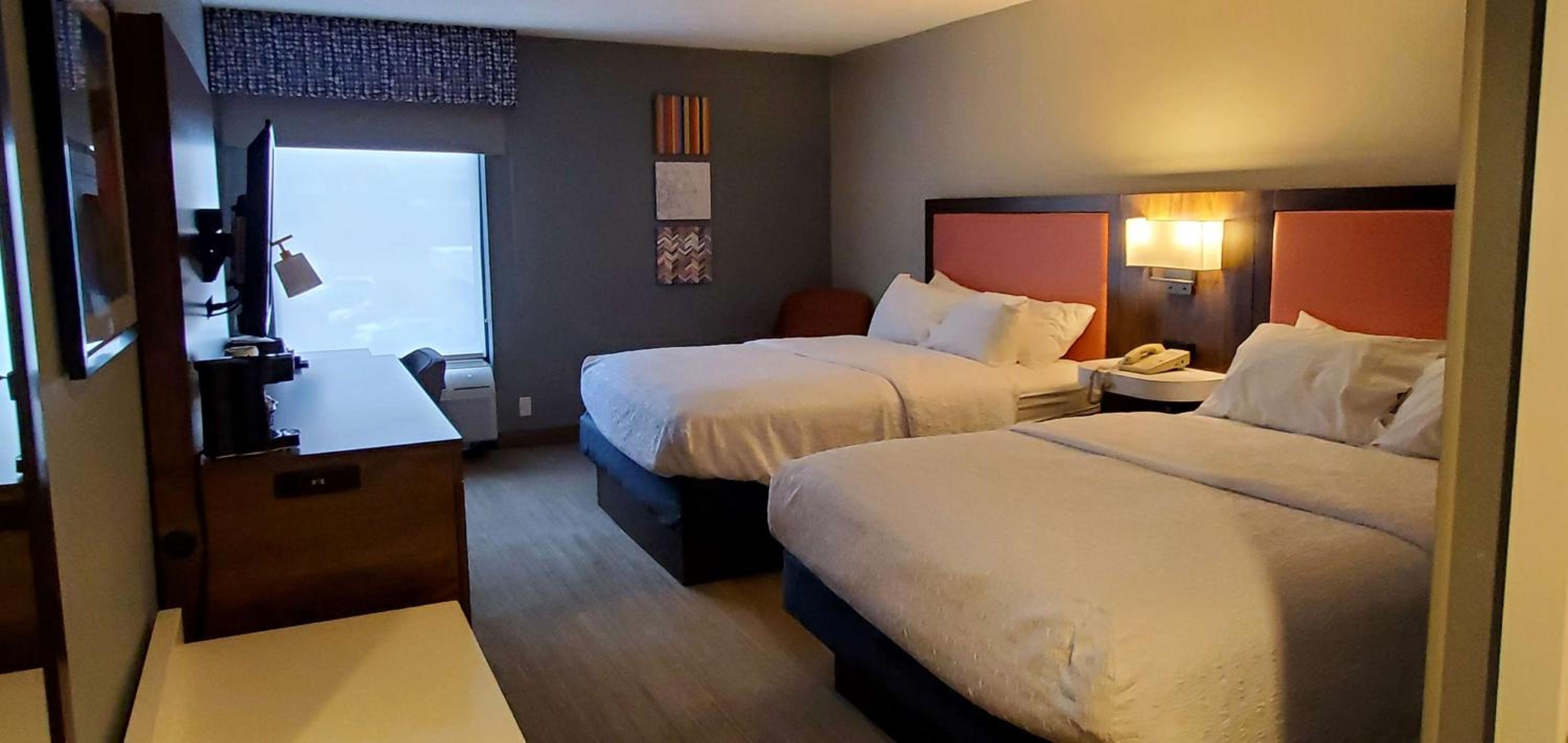 Room with Two Queen Beds - Non-Smoking - Photo 4