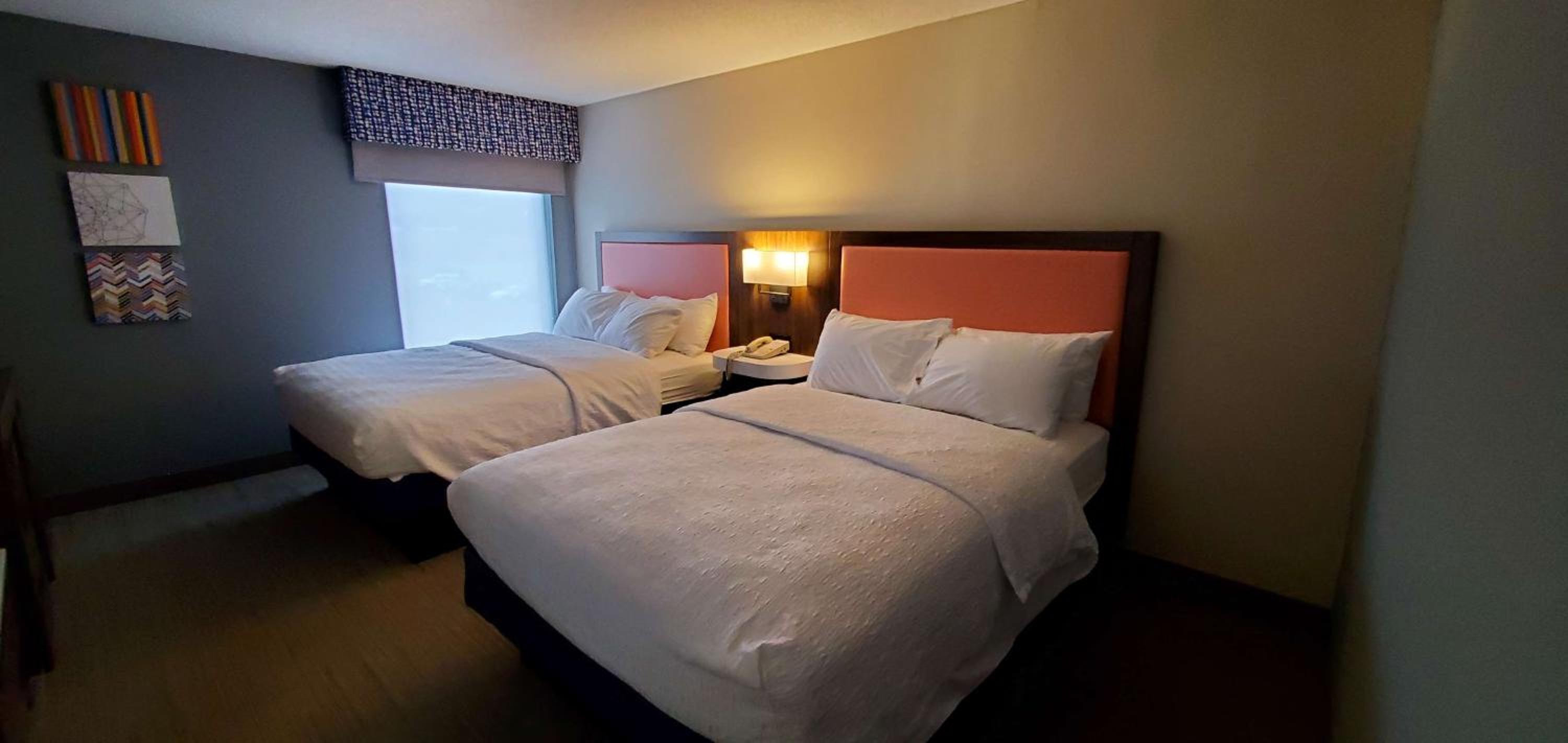 Queen Suite with Two Queen Beds - Non-Smoking - Photo 3