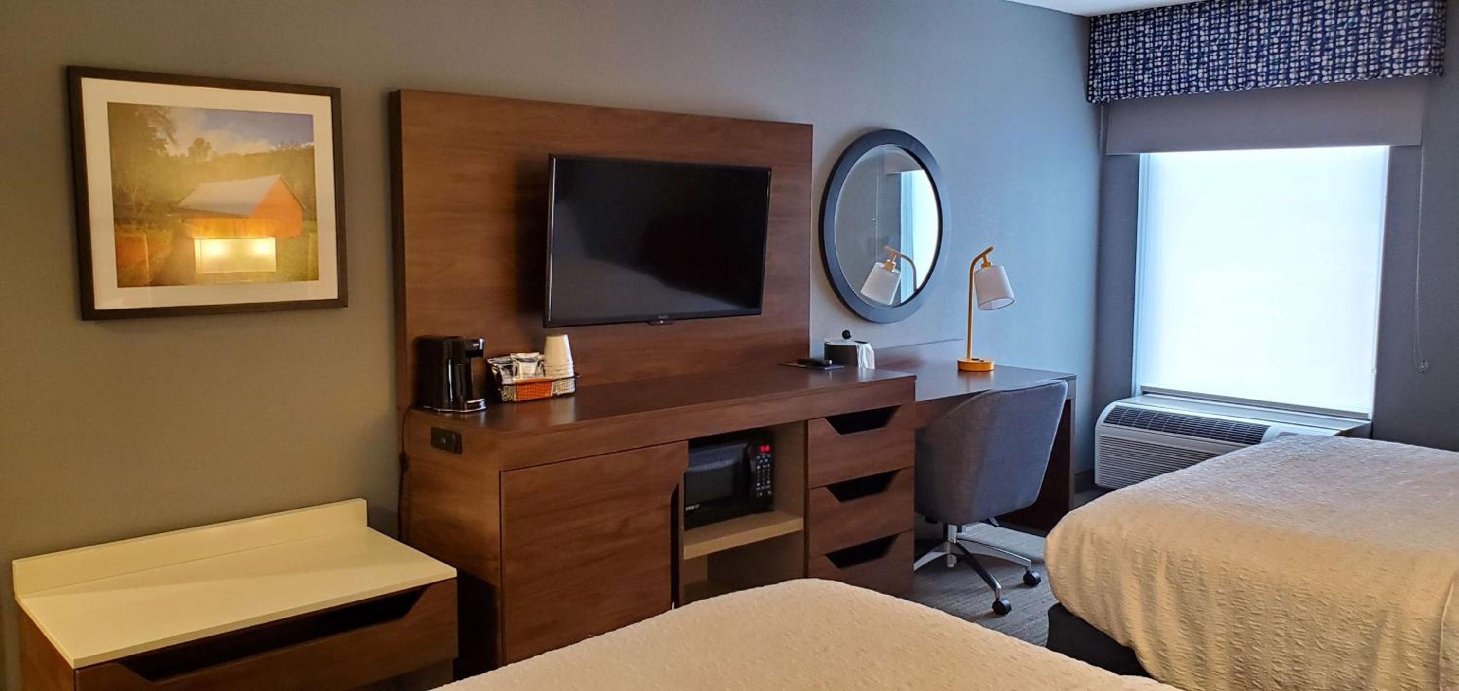 Room with Two Queen Beds - Non-Smoking - Photo 3