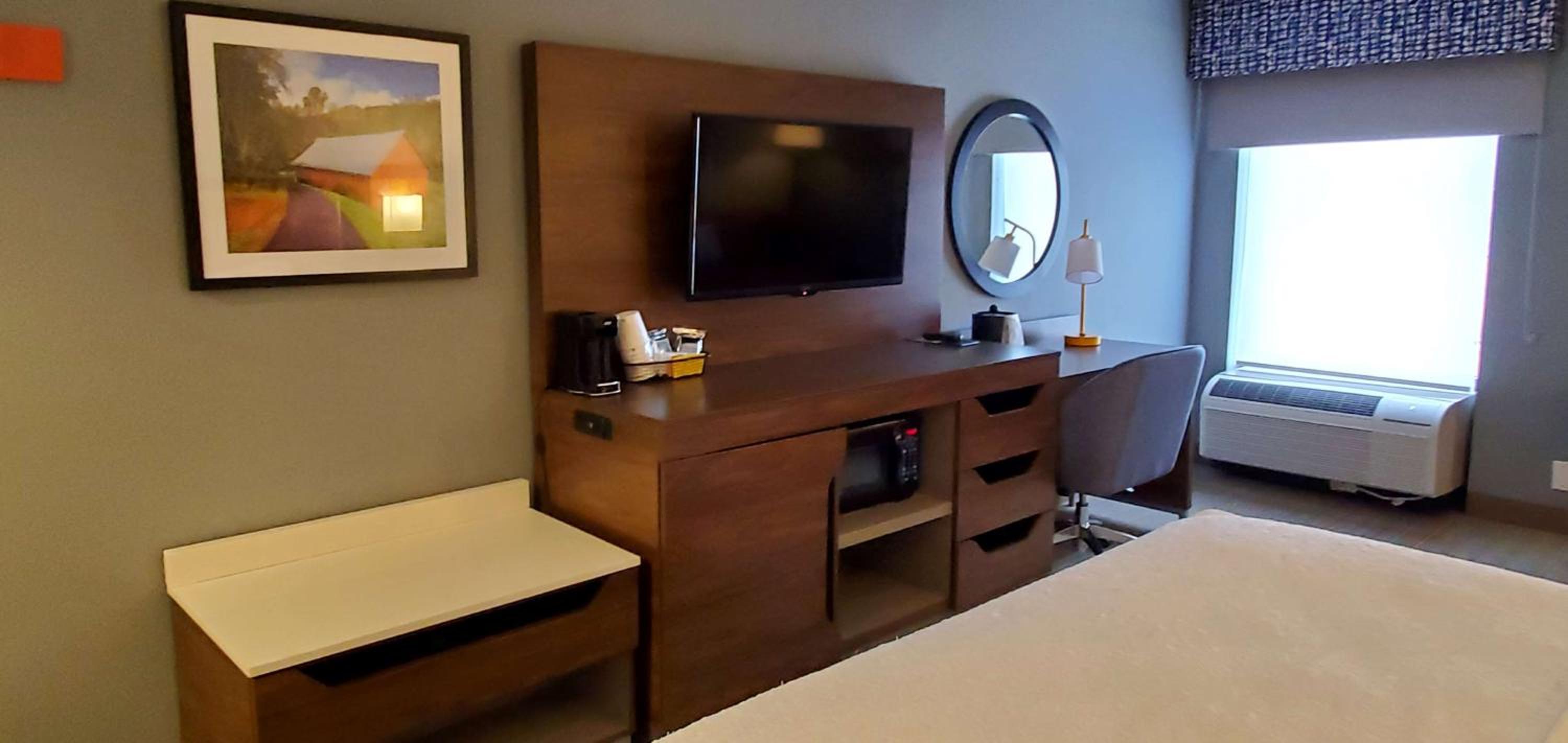 King Room with Sofa Bed and Study - Non-Smoking - Photo 2
