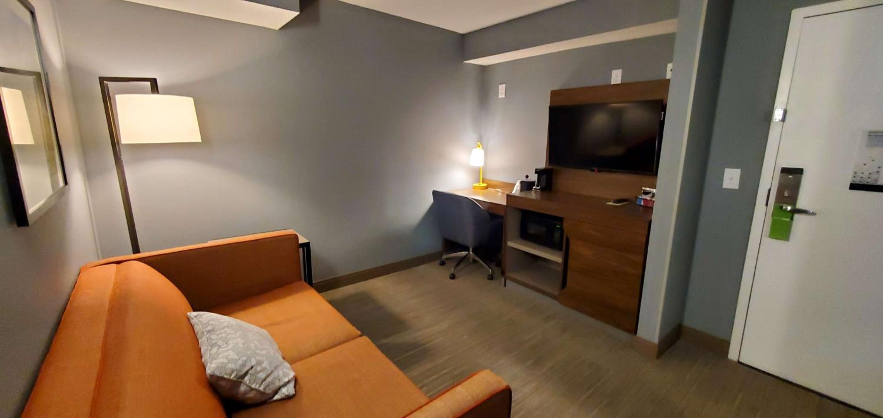 Queen Suite with Two Queen Beds - Non-Smoking - Photo 5
