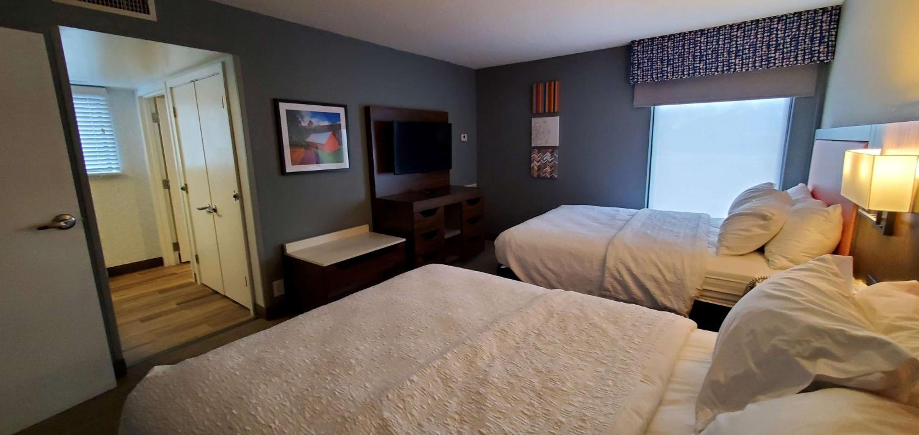 Queen Suite with Two Queen Beds - Non-Smoking - Photo 4