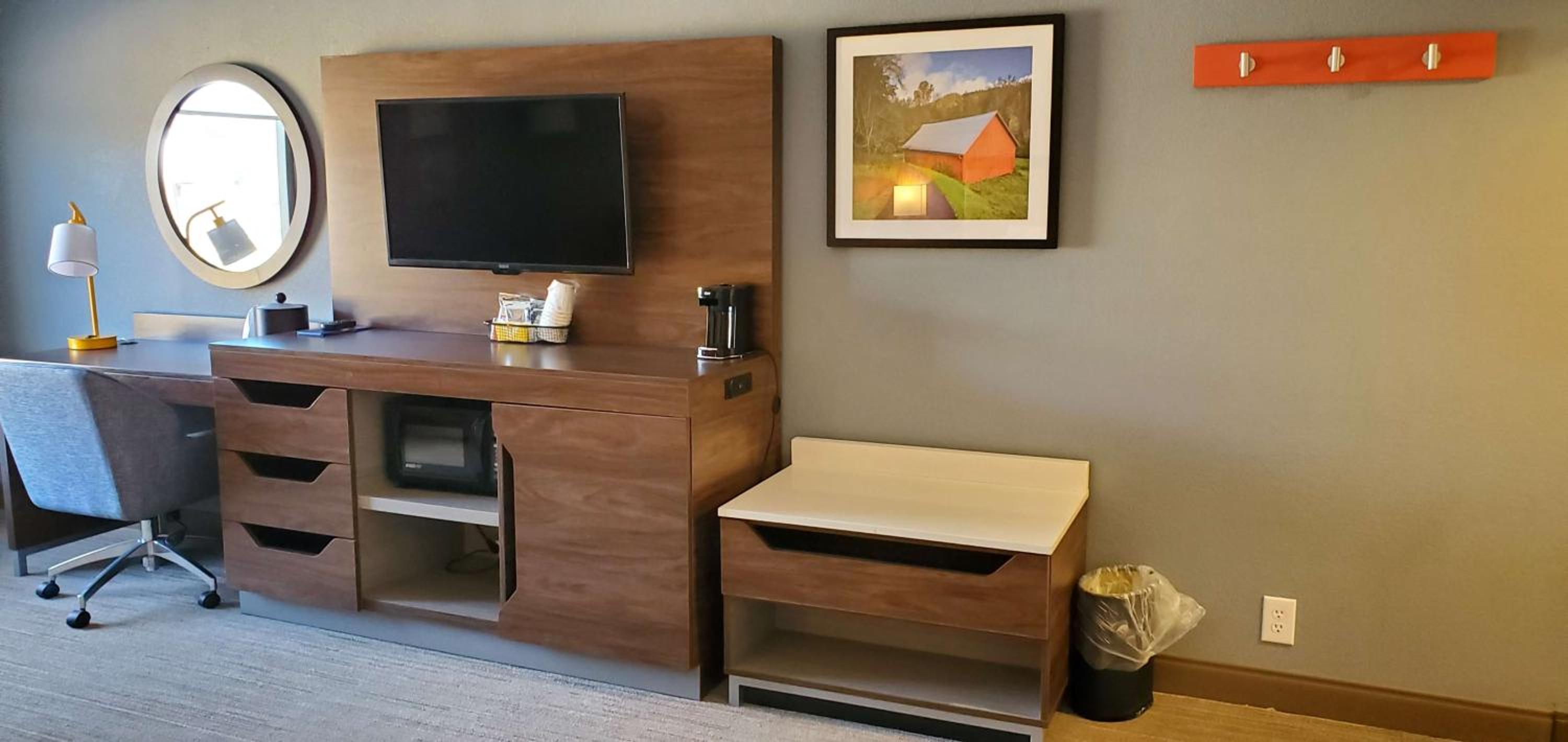 Deluxe King Room with Sofa Bed - Non-Smoking - Photo 6