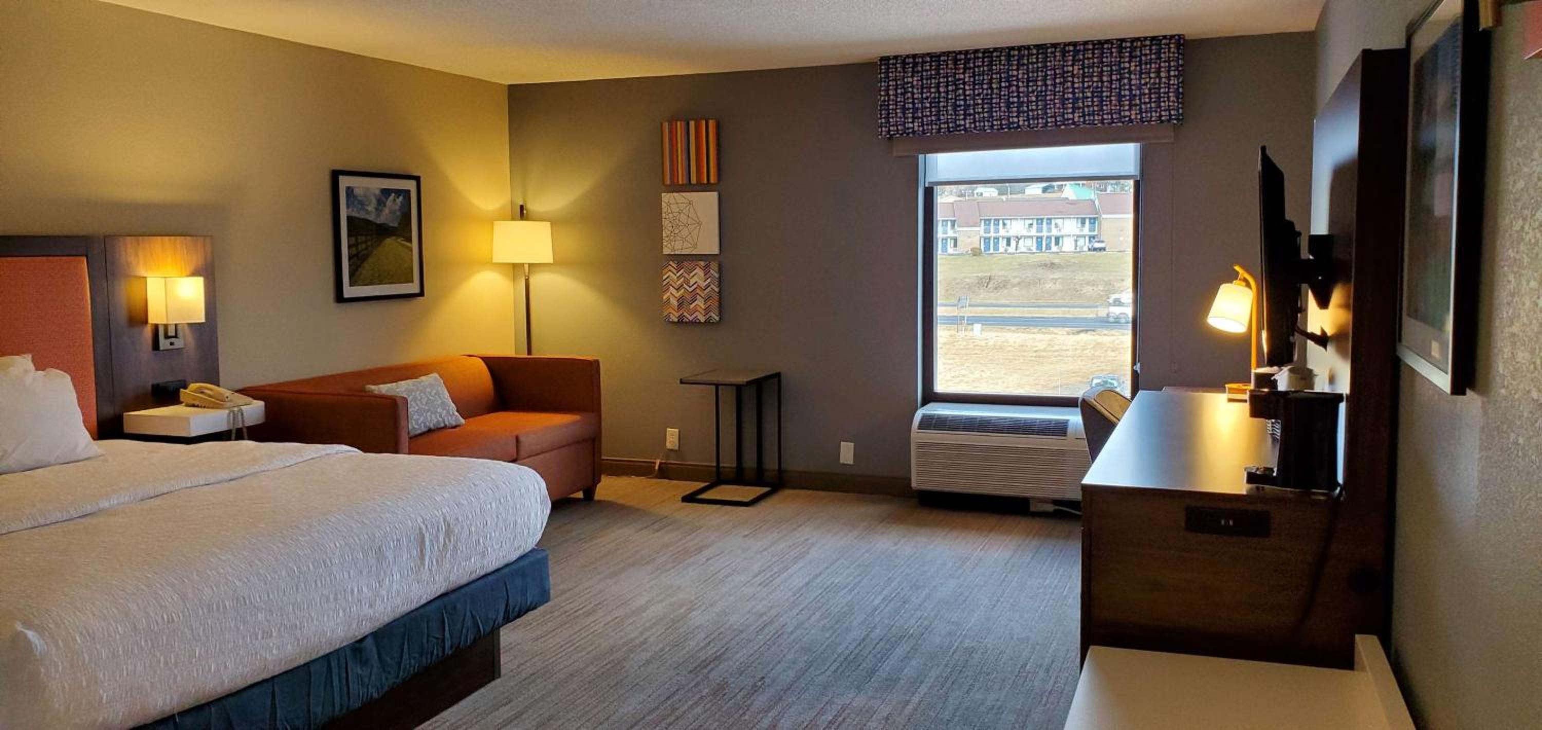 Deluxe King Room with Sofa Bed - Non-Smoking - Photo 2