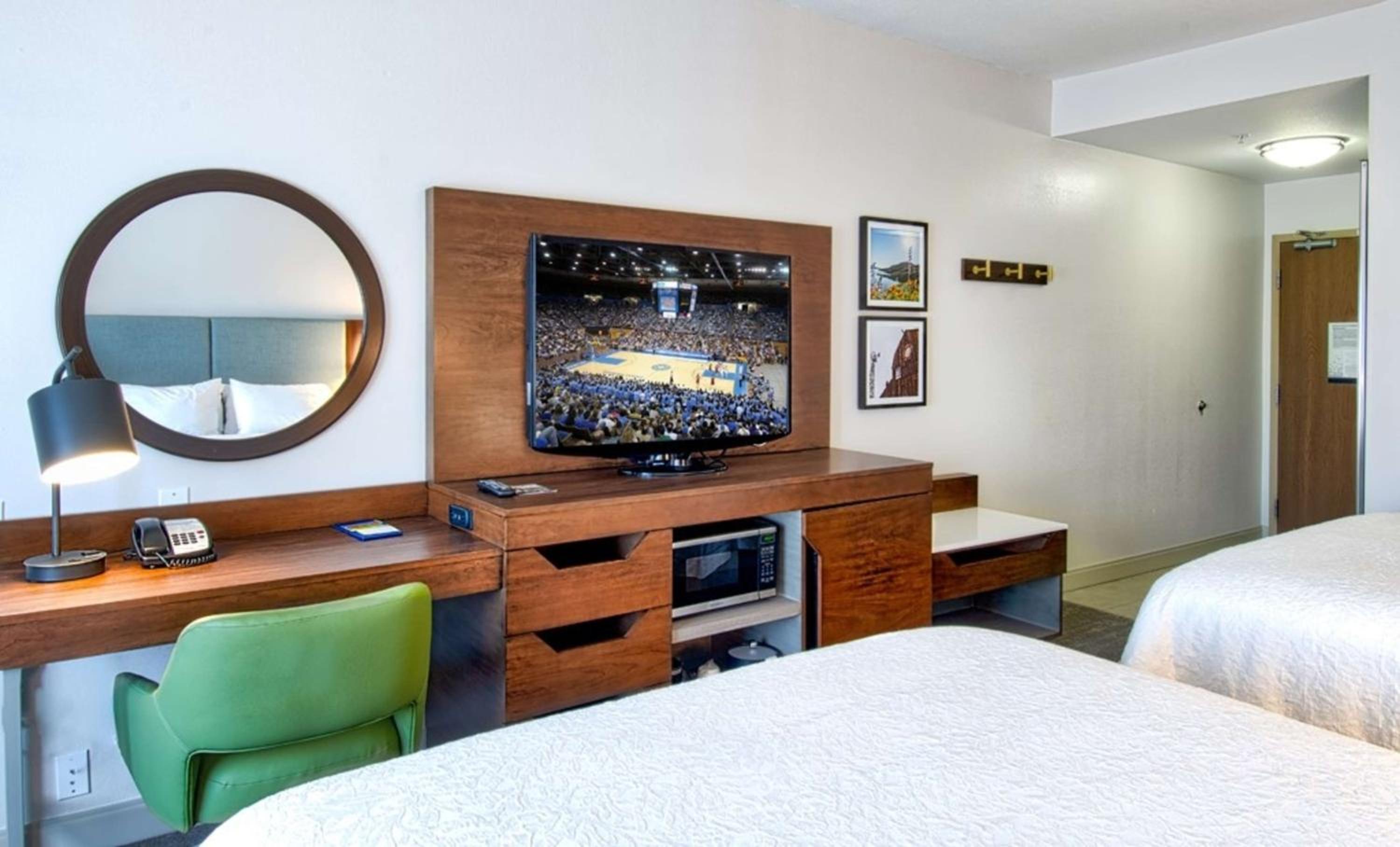 King Room with King Bed - Non-Smoking - Photo 6