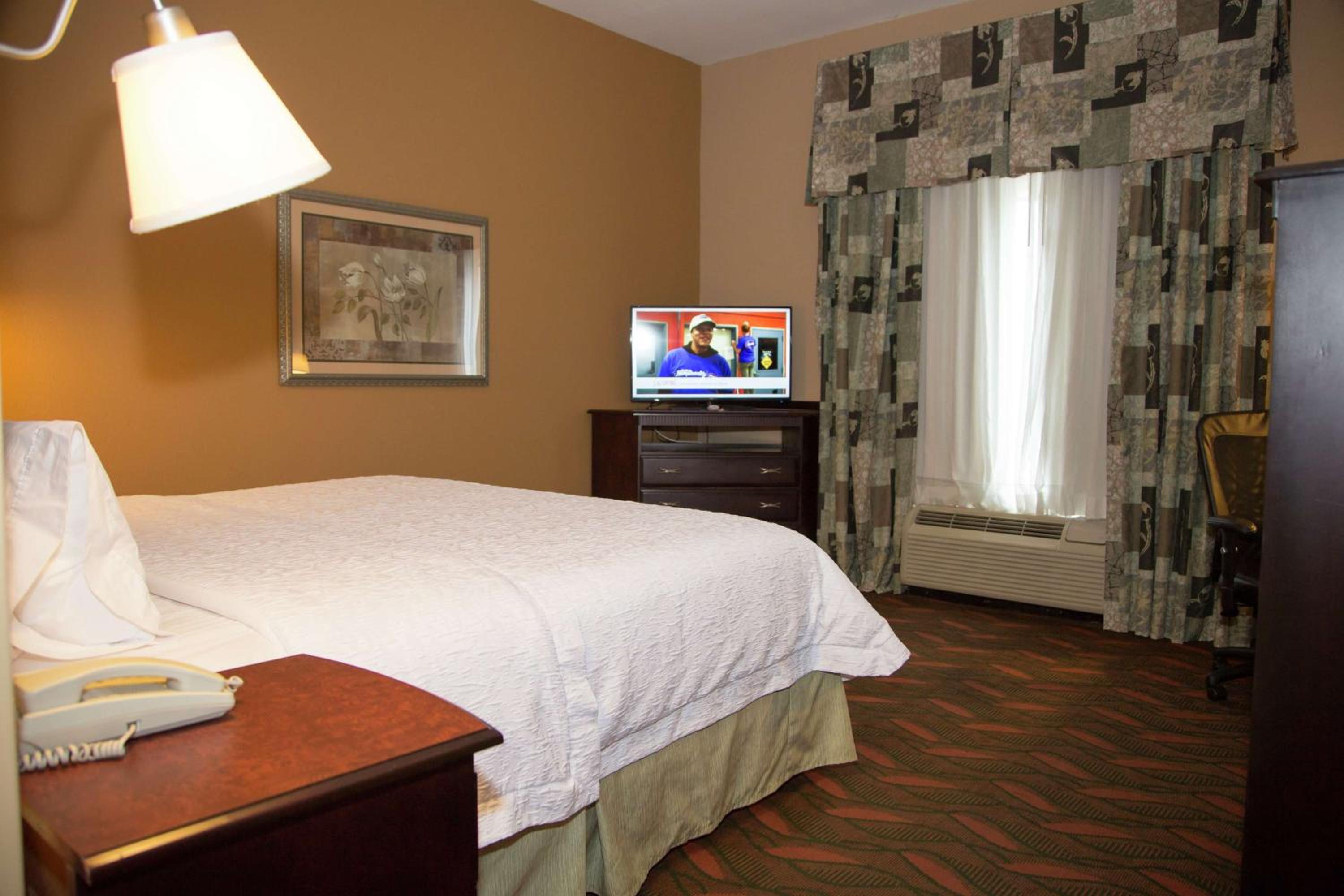 King Room with King Bed - Non-Smoking - Photo 2