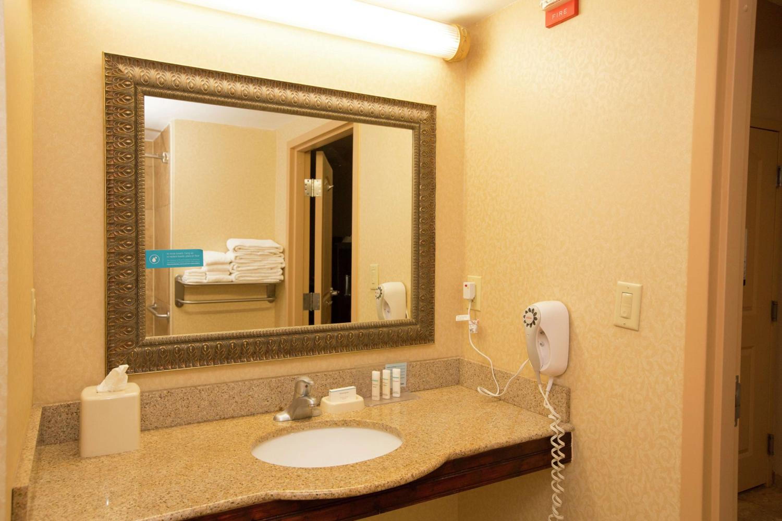 King Room with King Bed - Non-Smoking - Photo 6