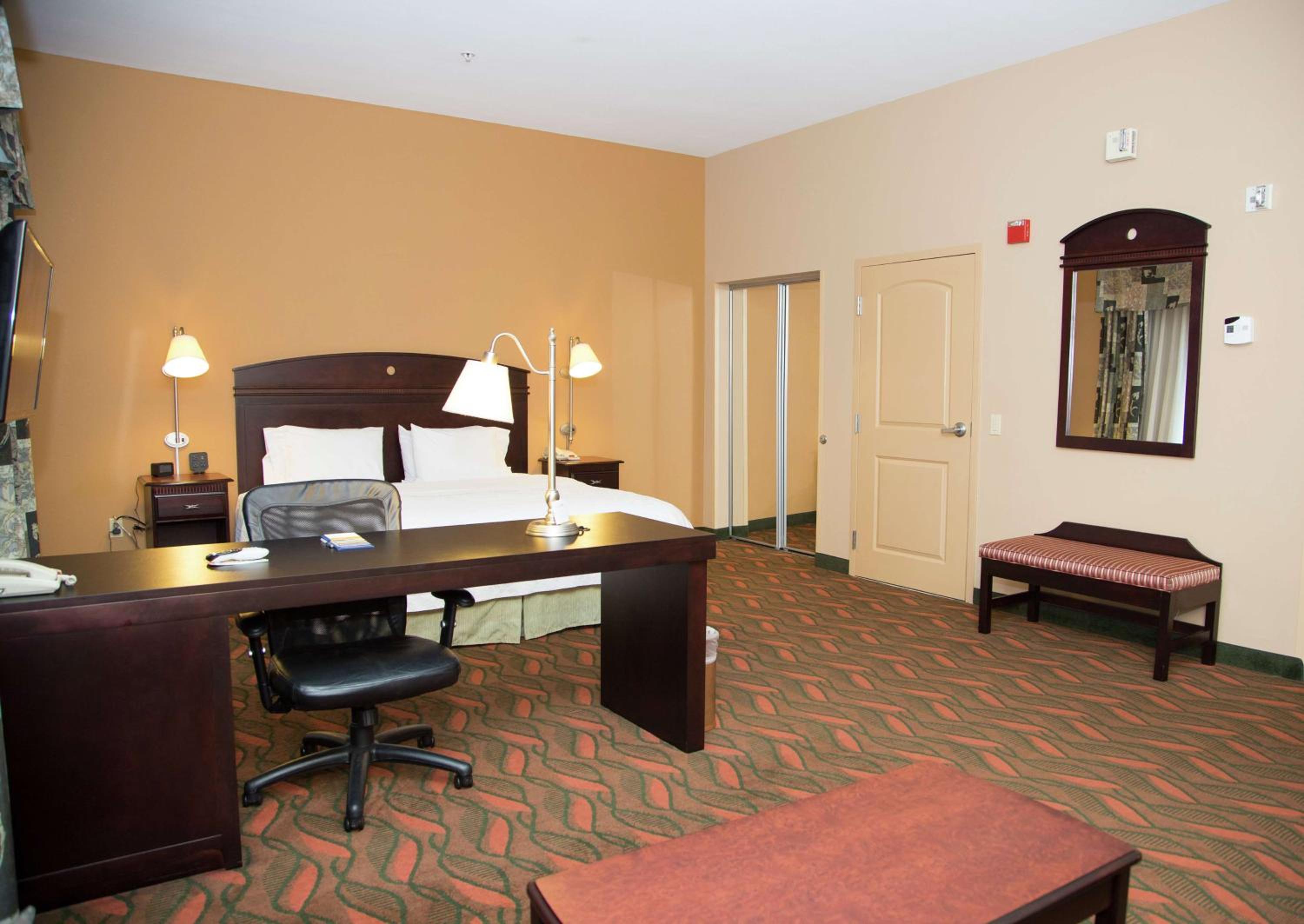 King Room with King Bed - Non-Smoking - Photo 1