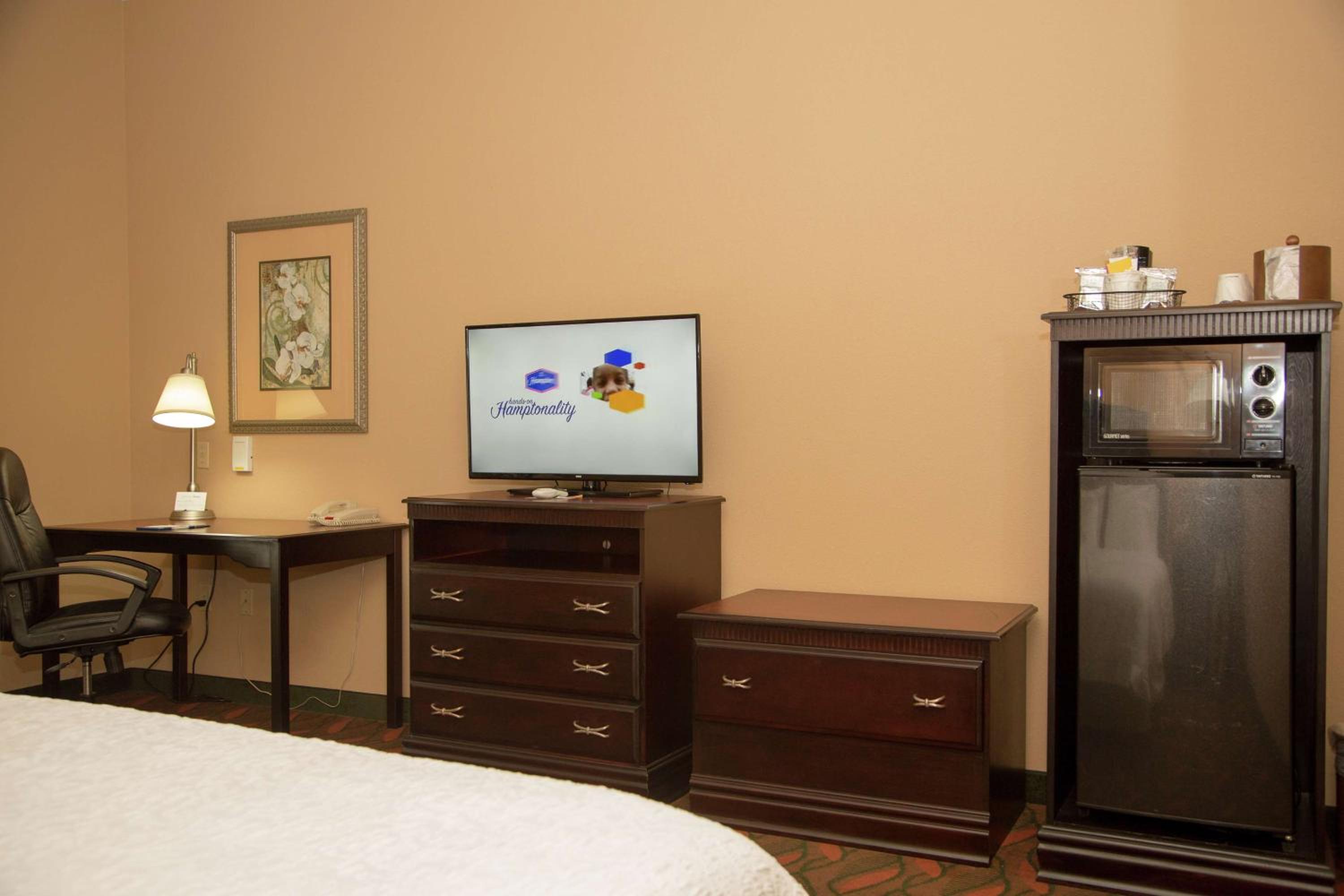 King Room with King Bed - Non-Smoking - Photo 9