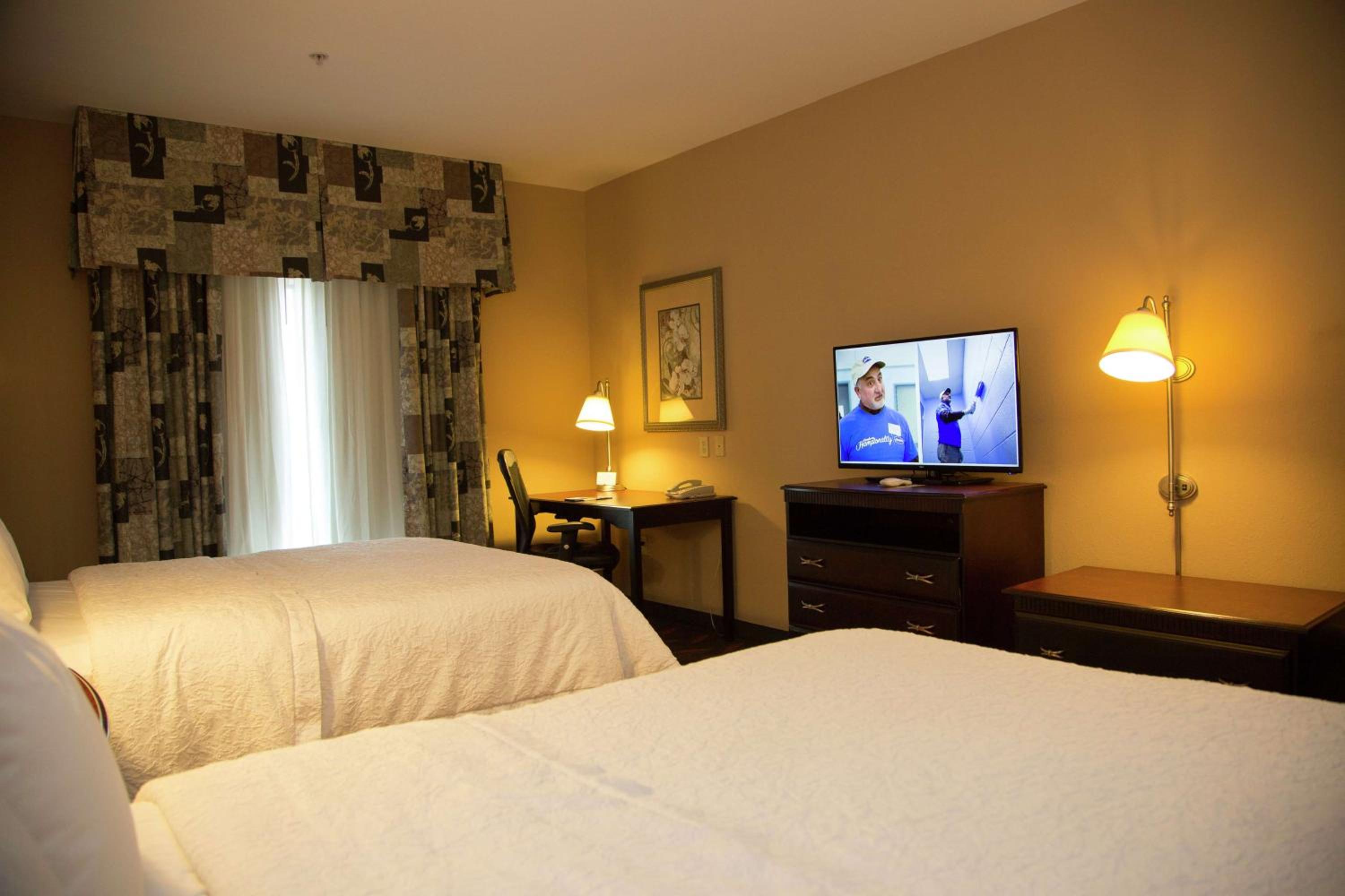 Room with Two Queen Beds - Non-Smoking - Photo 5