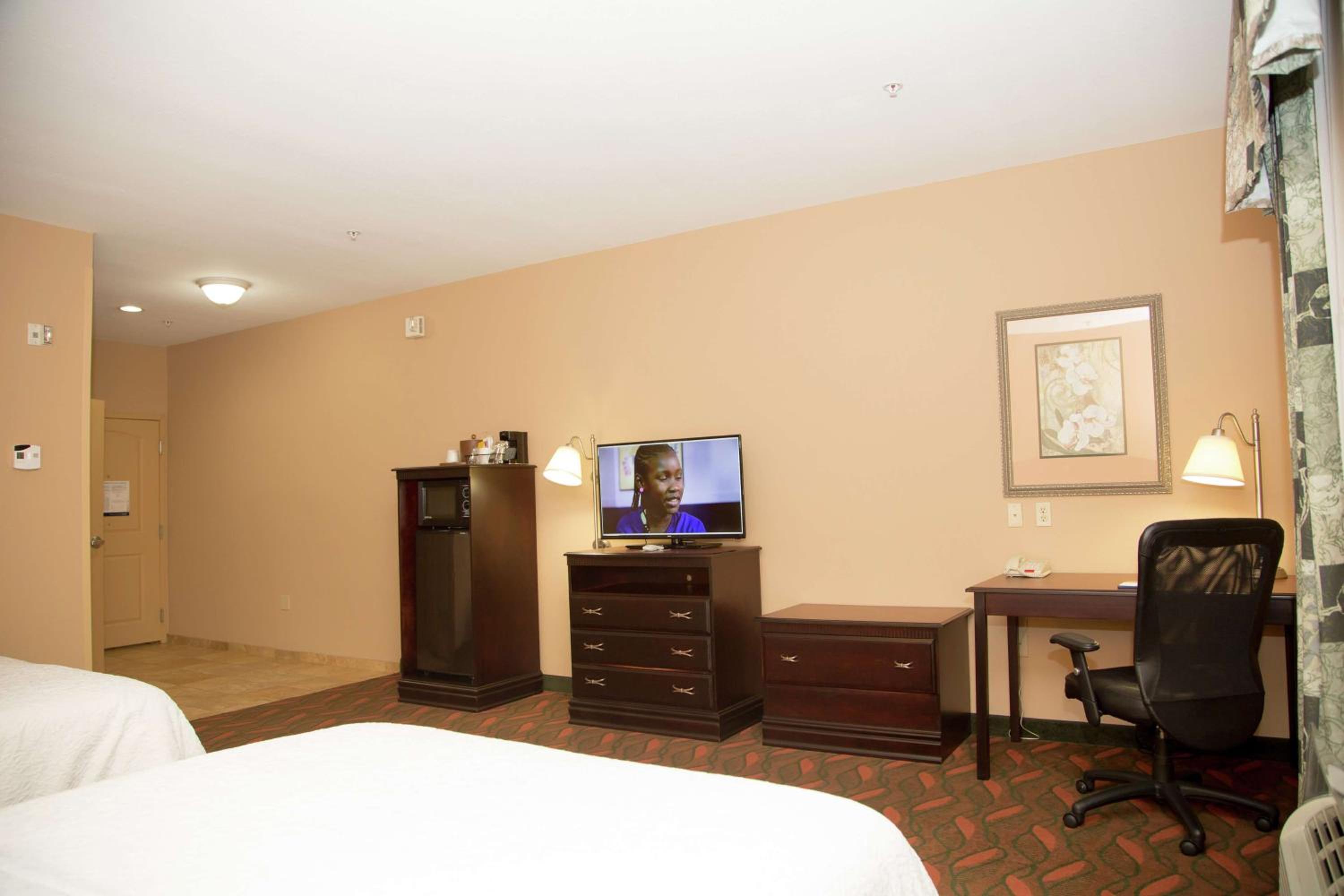 Room with Two Queen Beds - Non-Smoking - Photo 8