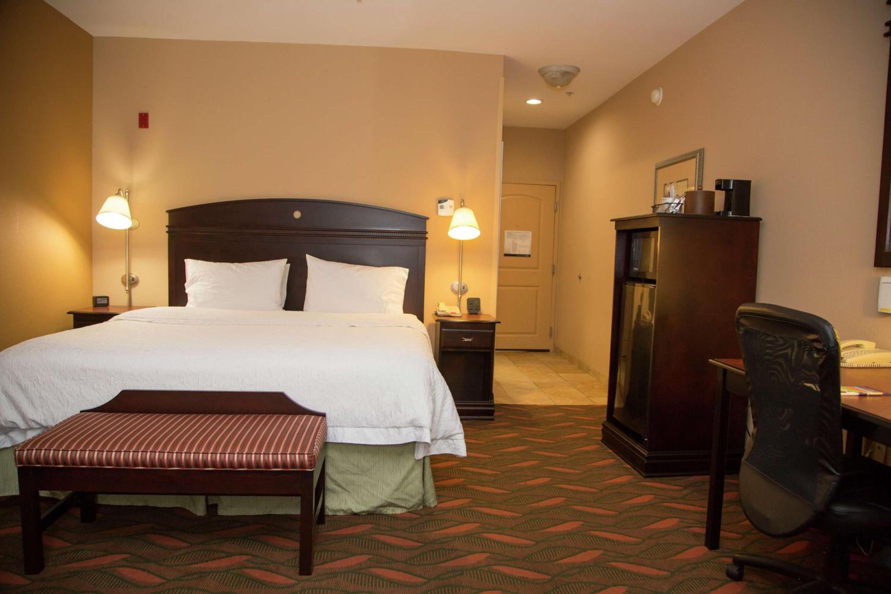 King Room with King Bed - Non-Smoking - Photo 10