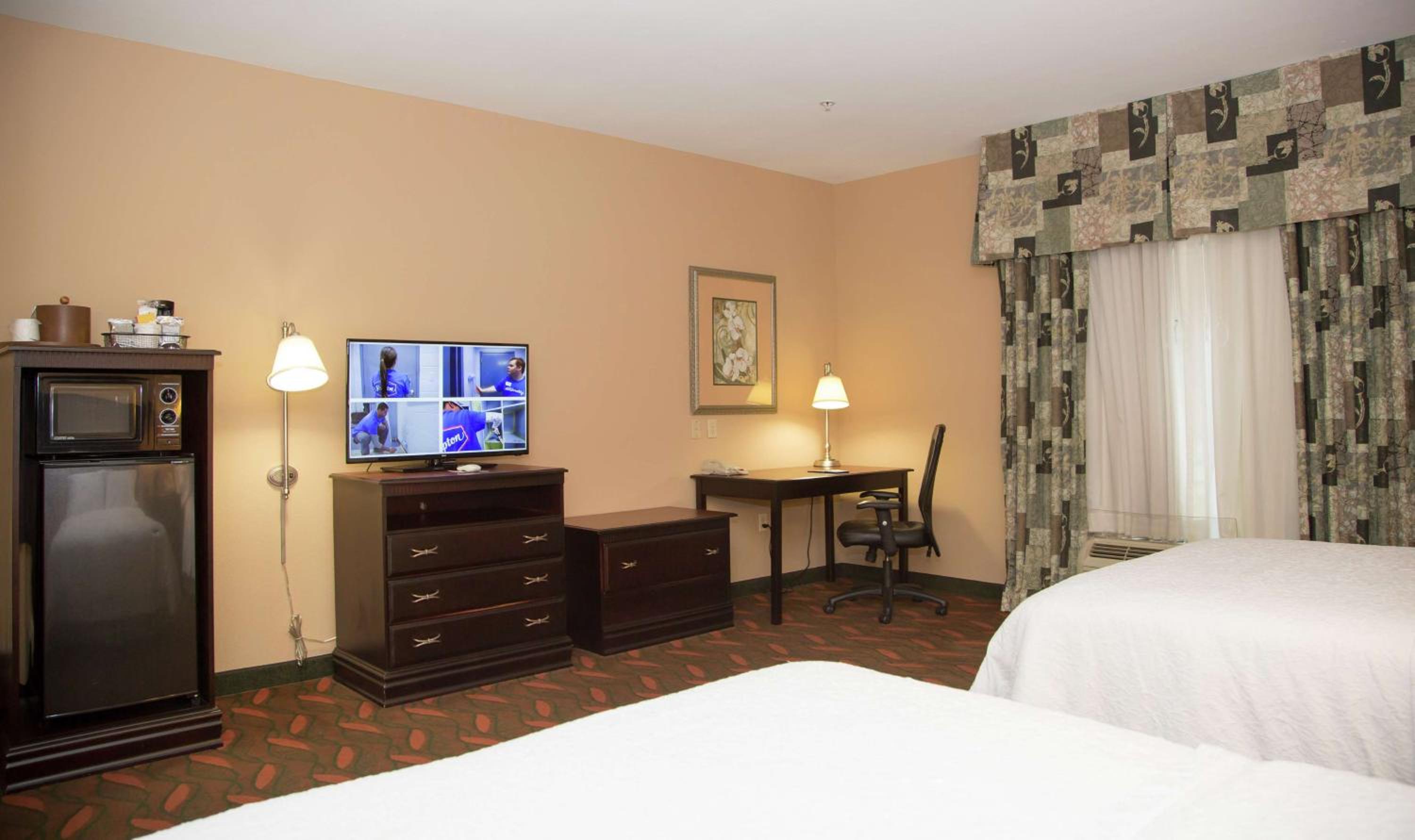 Room with Two Queen Beds - Non-Smoking - Photo 6