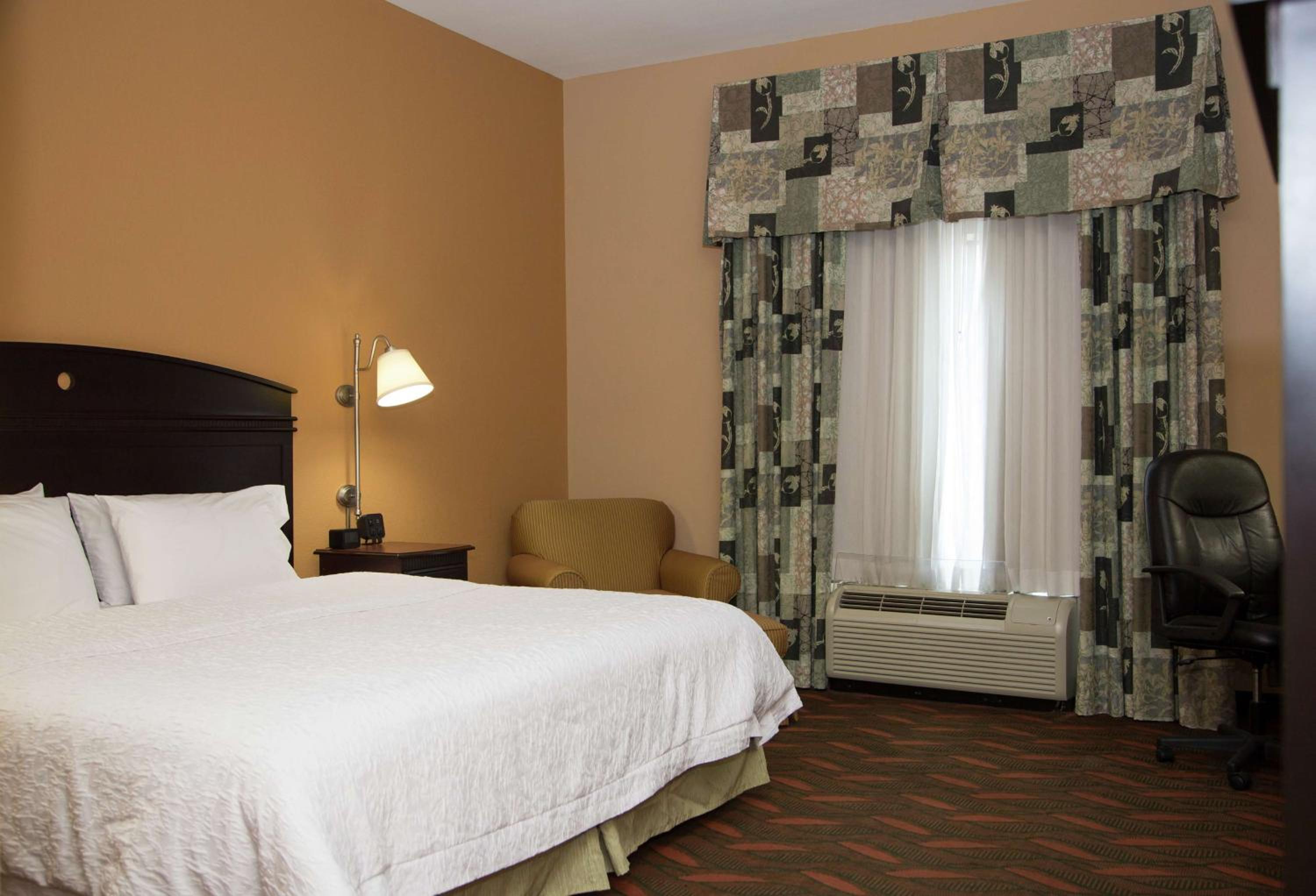 King Room with King Bed - Non-Smoking - Photo 3