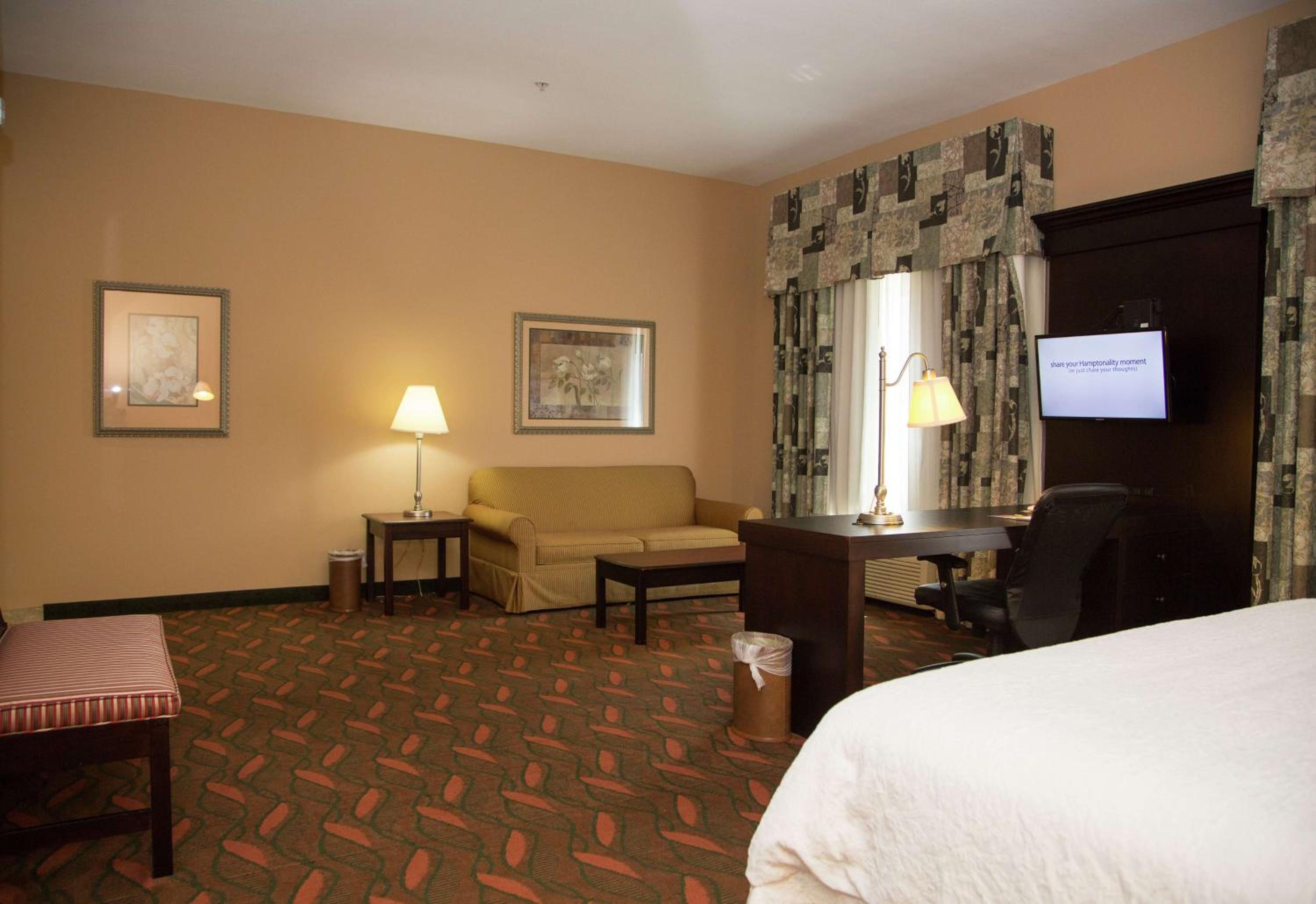 King Room with King Bed - Non-Smoking - Photo 8