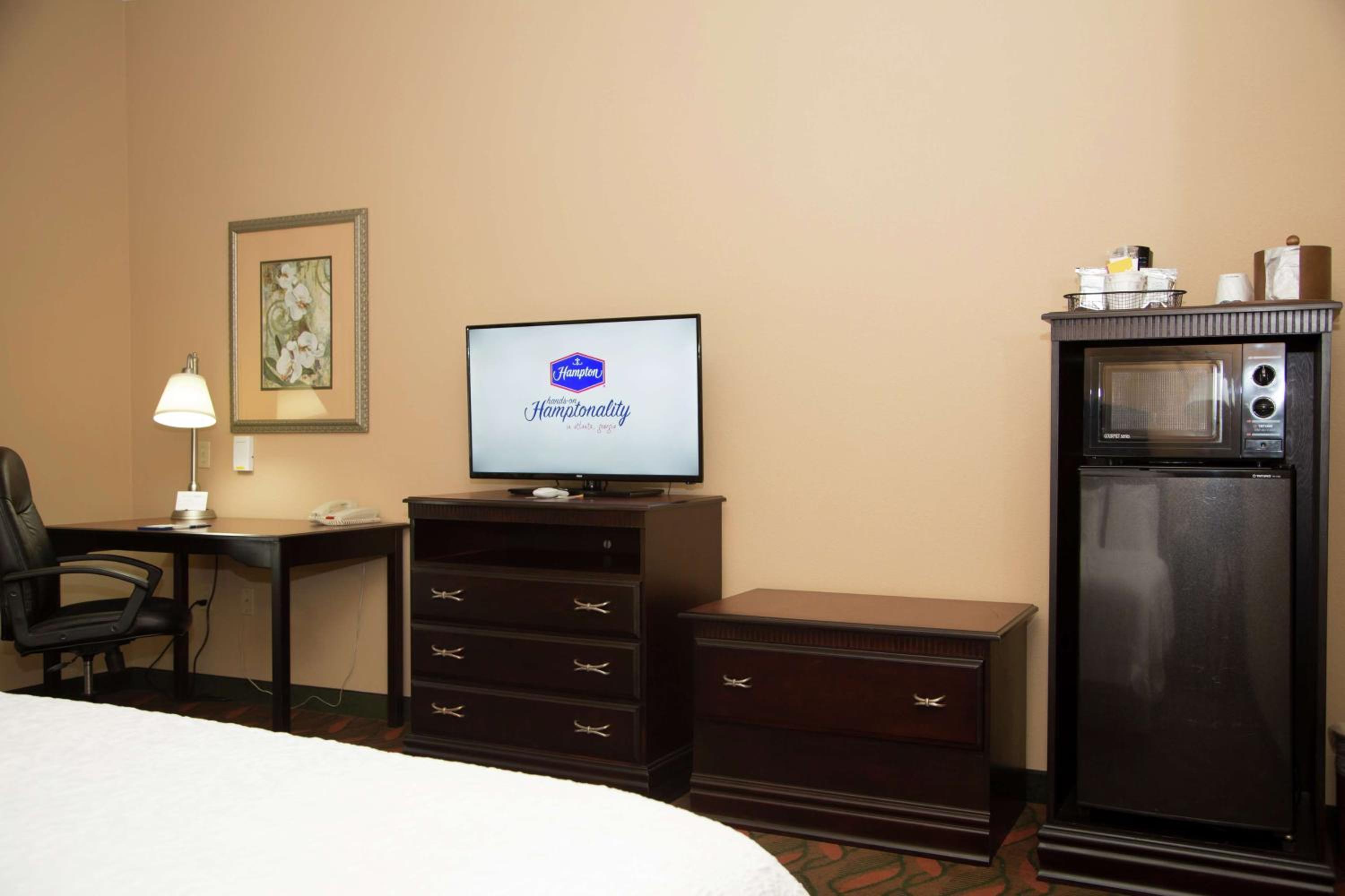 King Room with King Bed - Non-Smoking - Photo 7