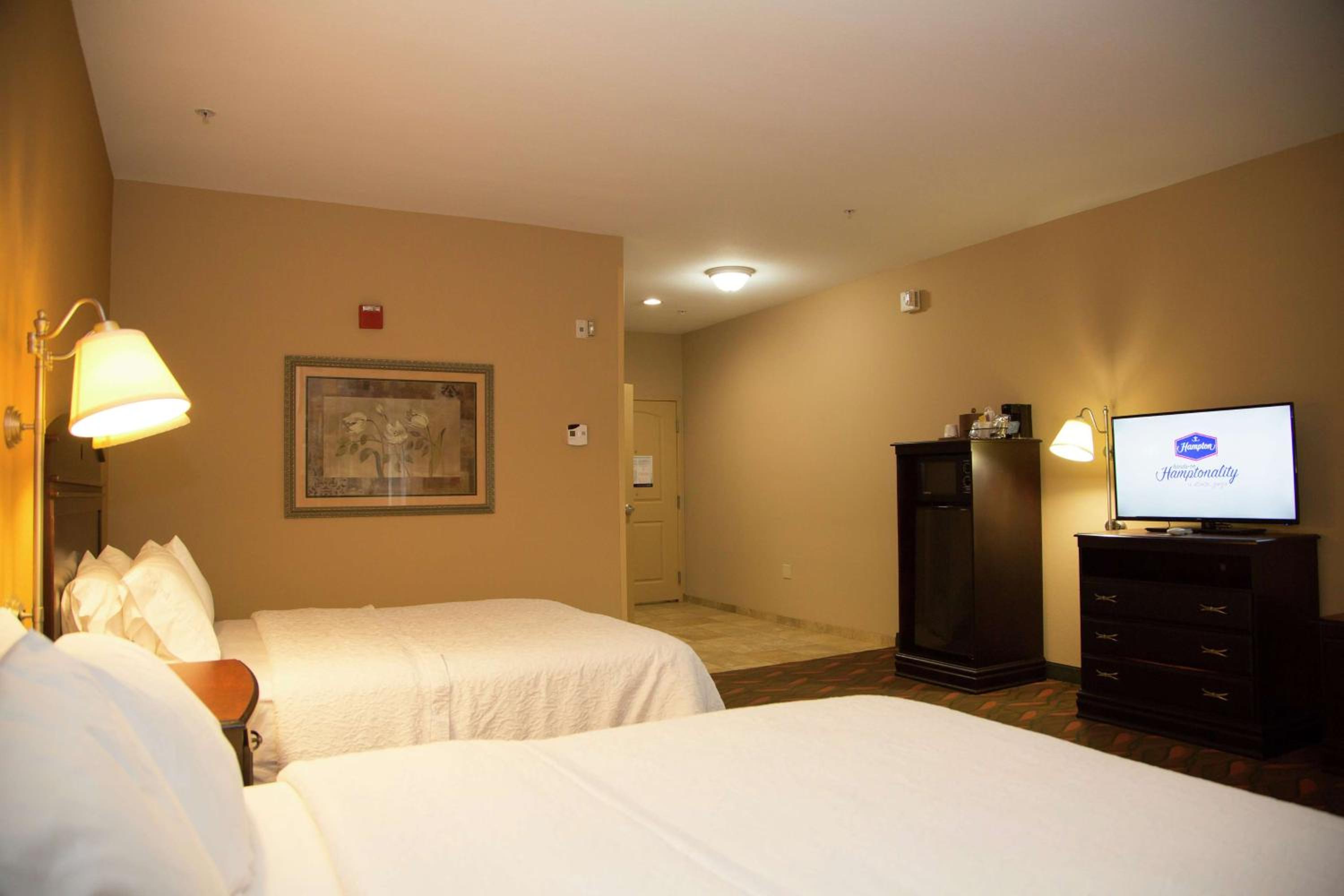 Room with Two Queen Beds - Non-Smoking - Photo 9
