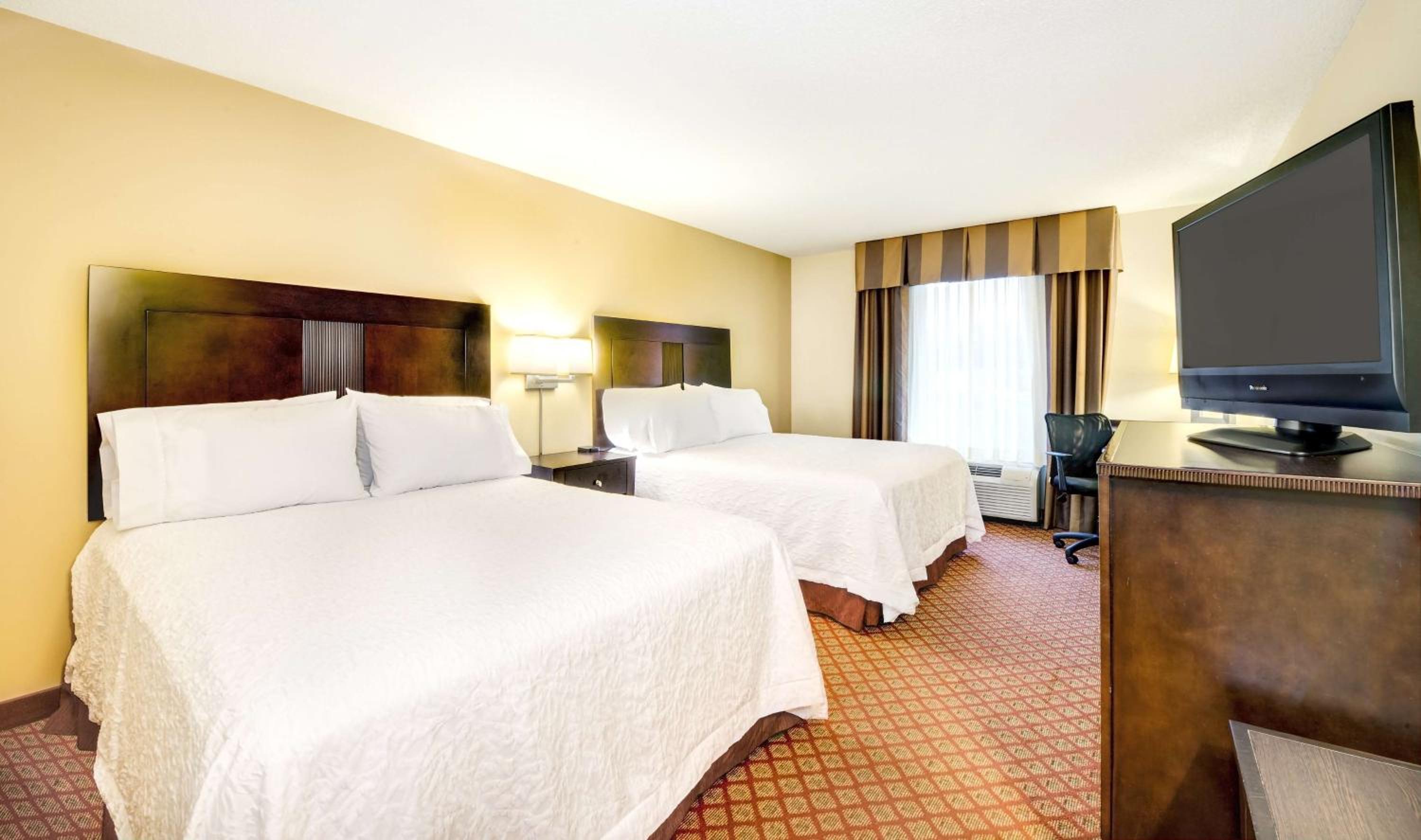 Room with Two Queen Beds - Non-Smoking - Photo 2