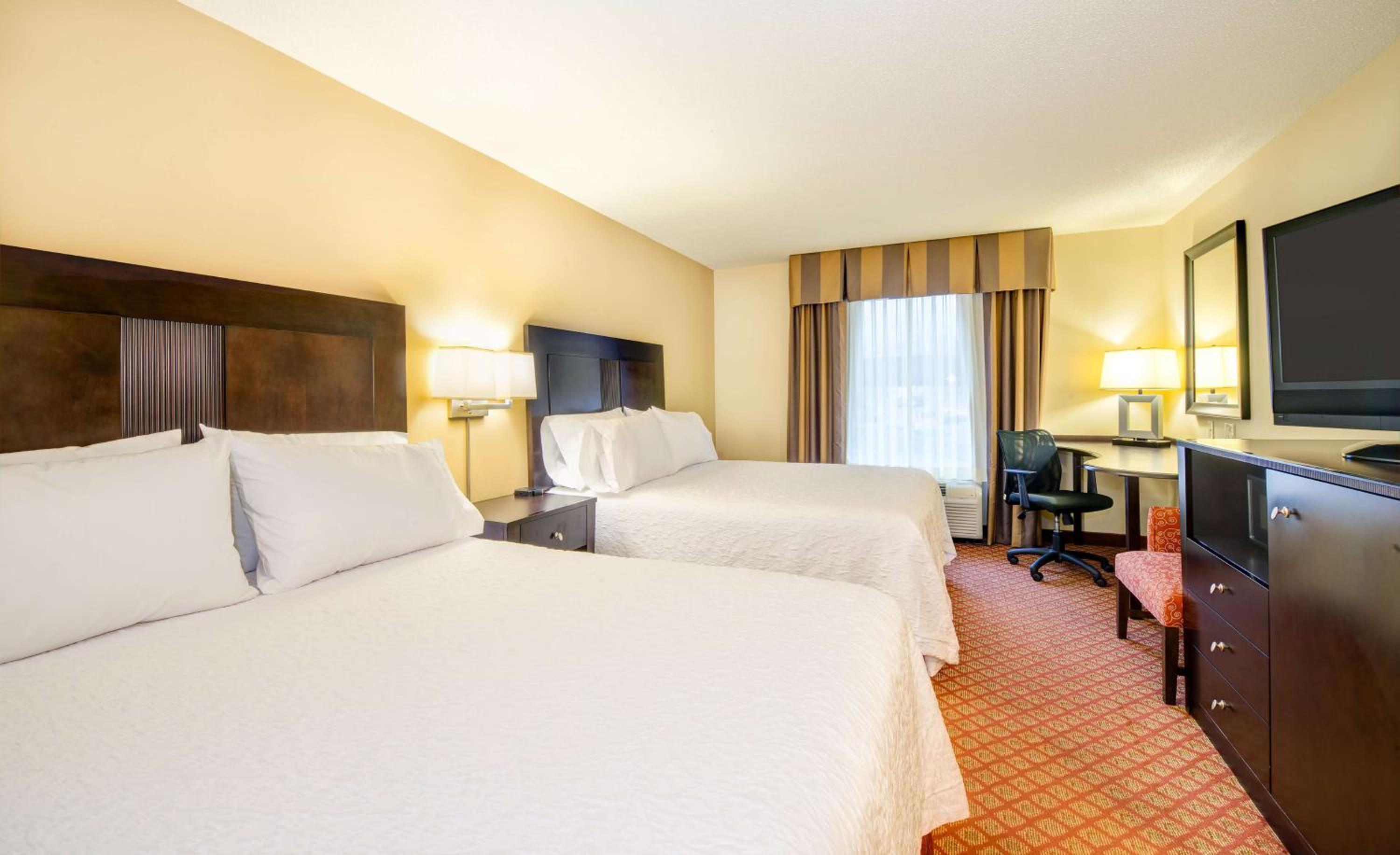 Room with Two Queen Beds - Non-Smoking - Photo 3