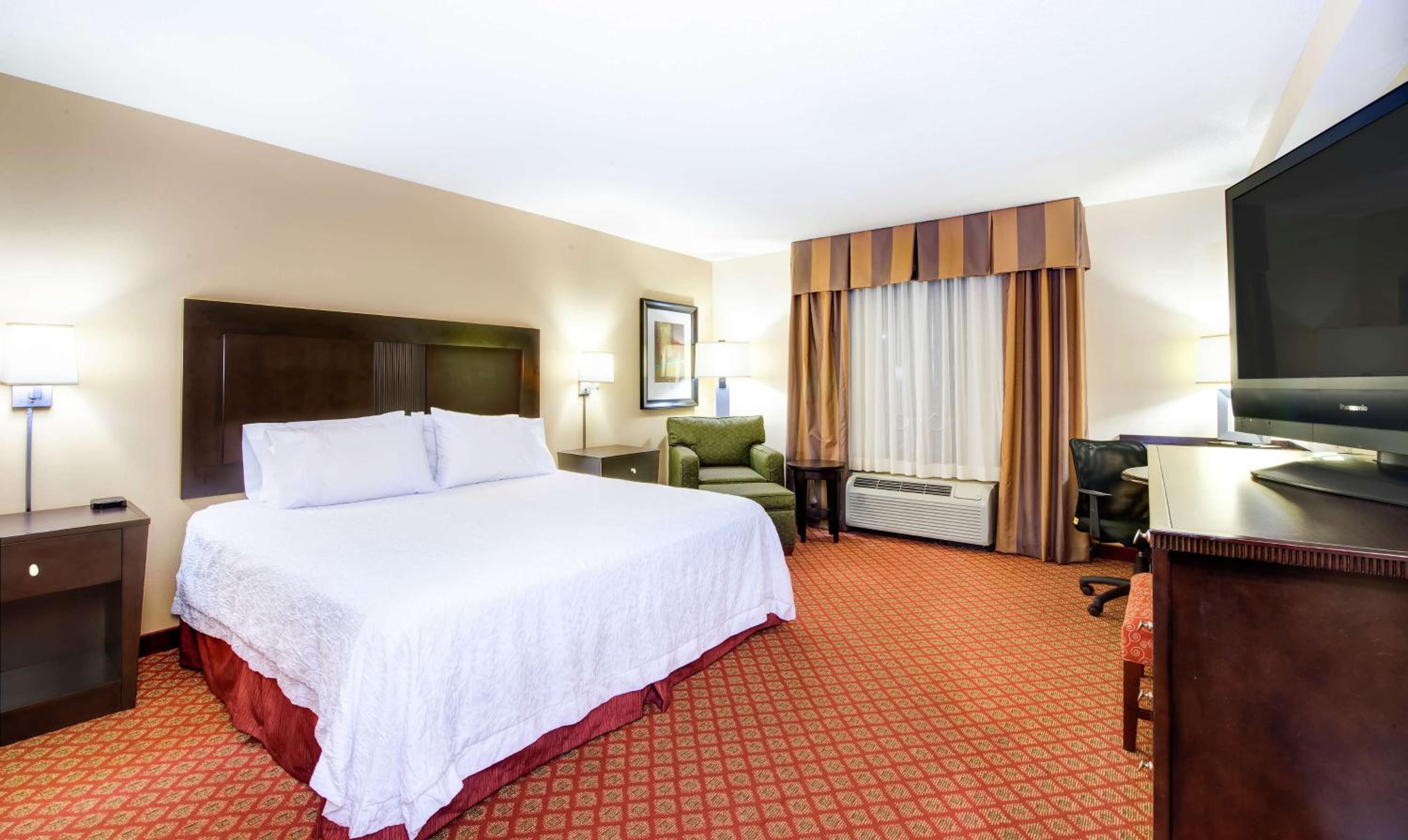 King Room with Accessible Tub - Mobility and Hearing Access/Non-Smoking - Photo 1
