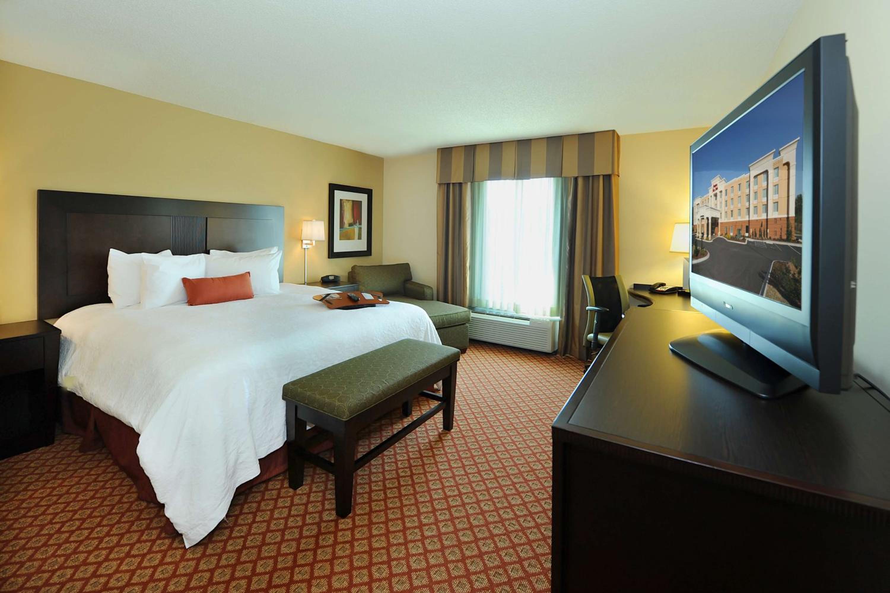 King Room with King Bed - Non-Smoking - Photo 6