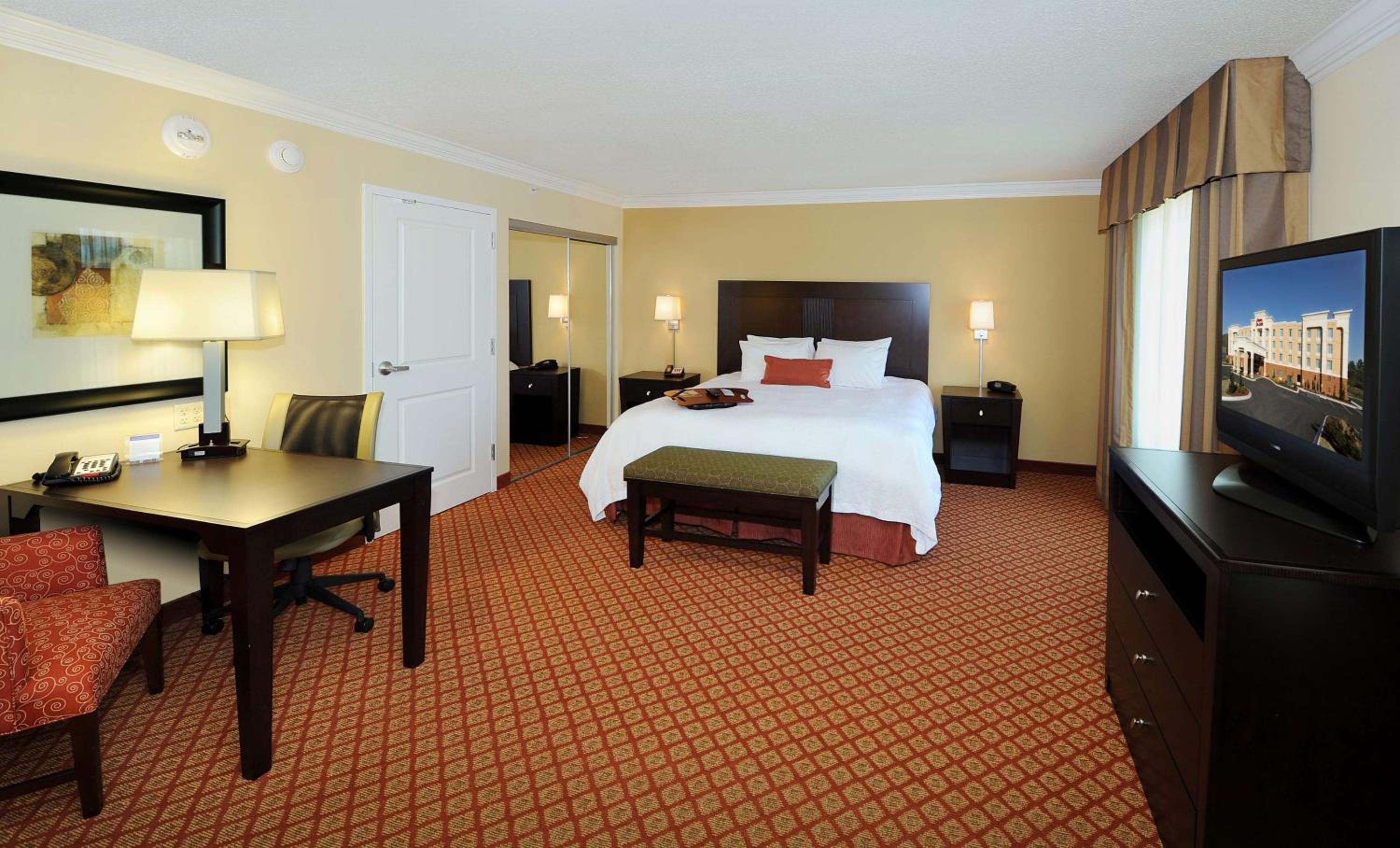King Room with King Bed - Non-Smoking - Photo 5