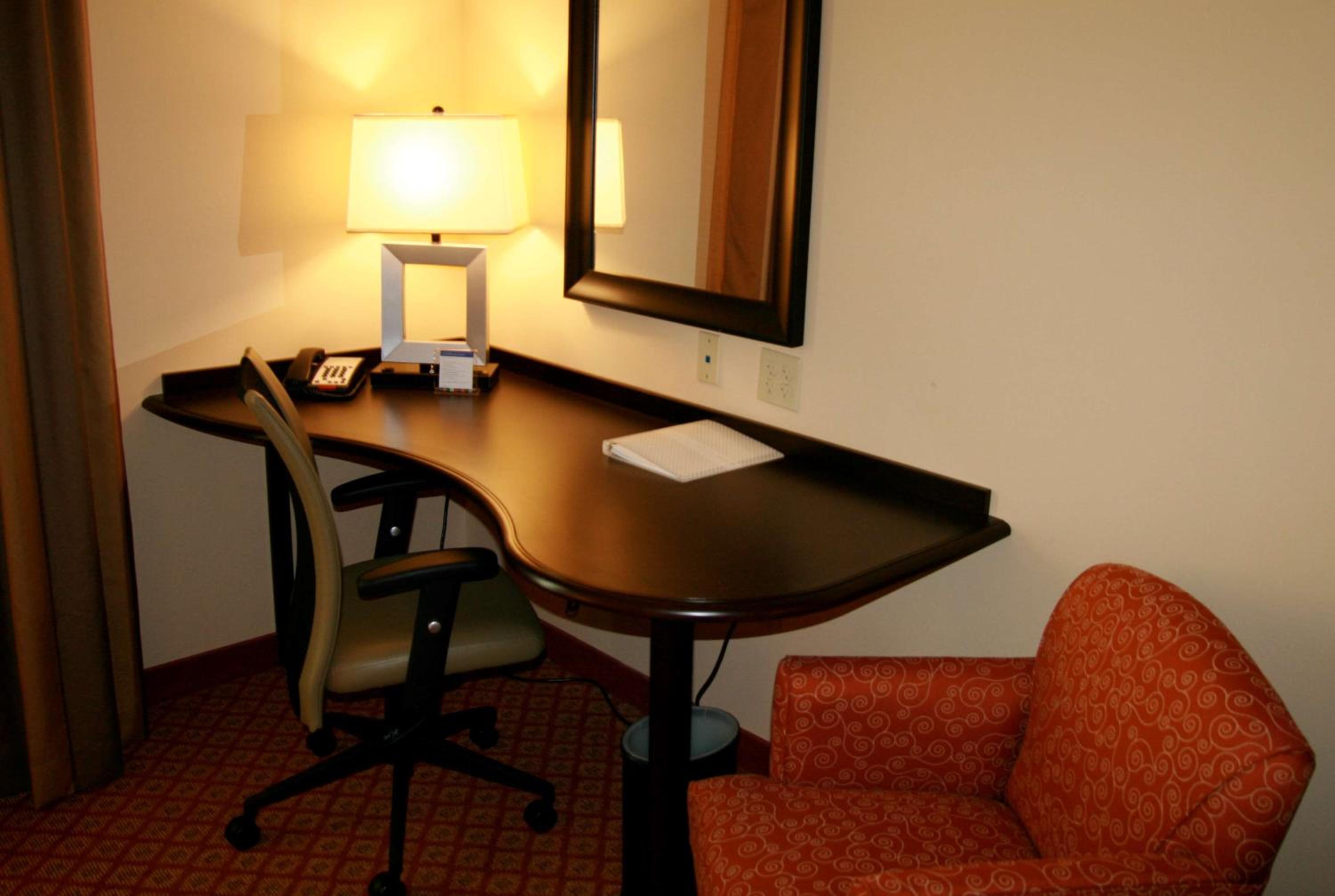 King Room with King Bed - Non-Smoking - Photo 4