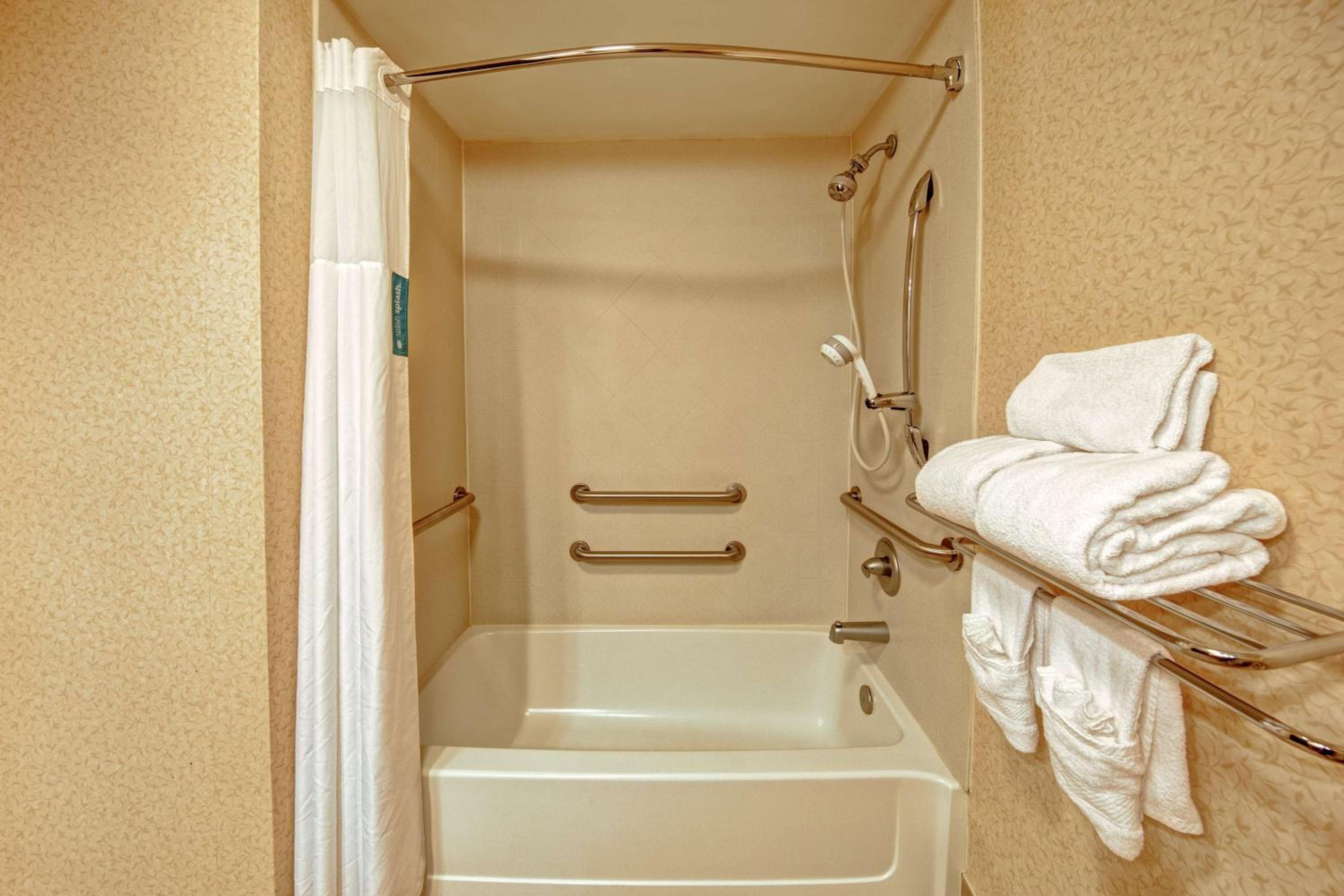 King Room with Accessible Tub - Mobility and Hearing Access/Non-Smoking photo 3