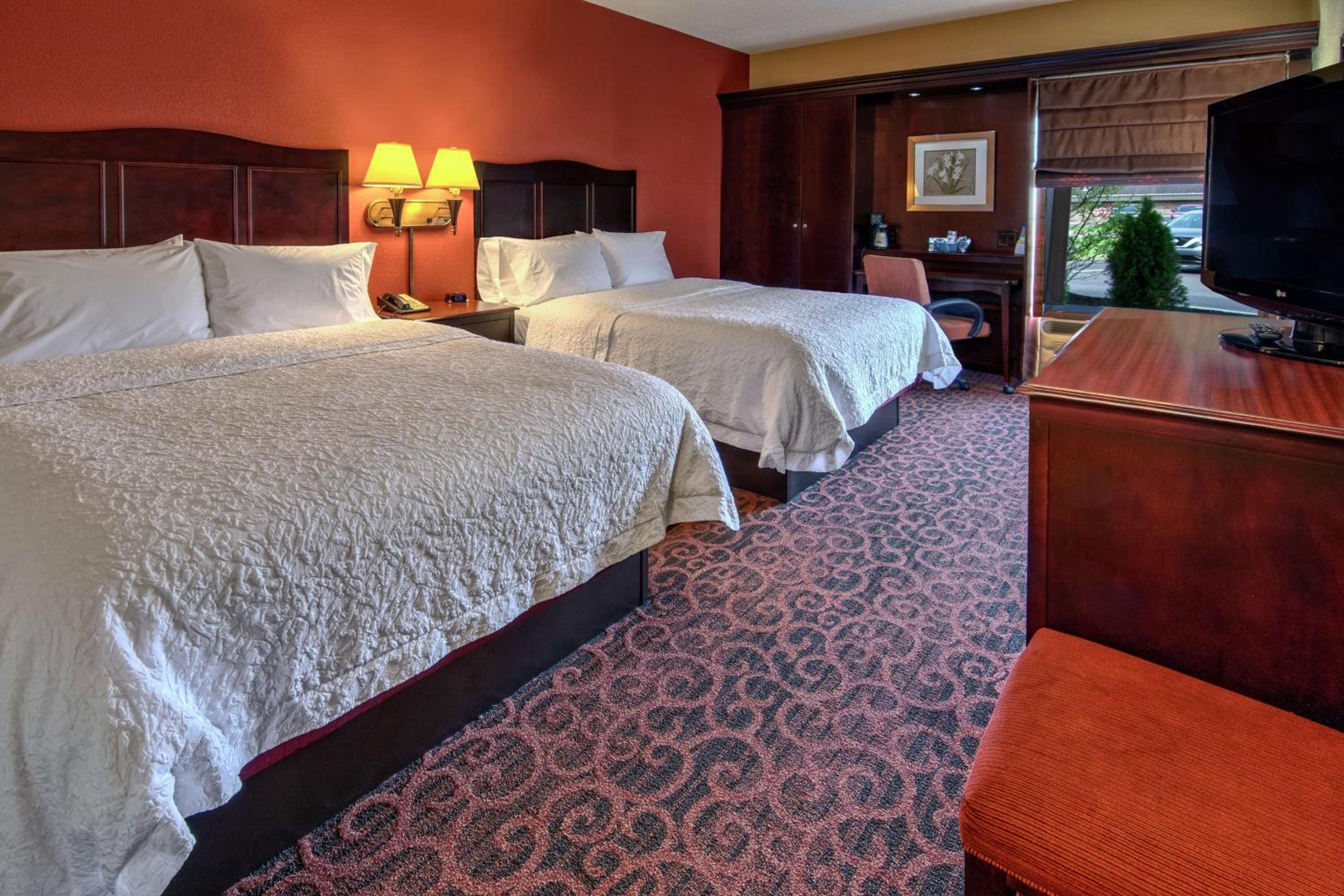 Room with Two Queen Beds - Non-Smoking photo 3