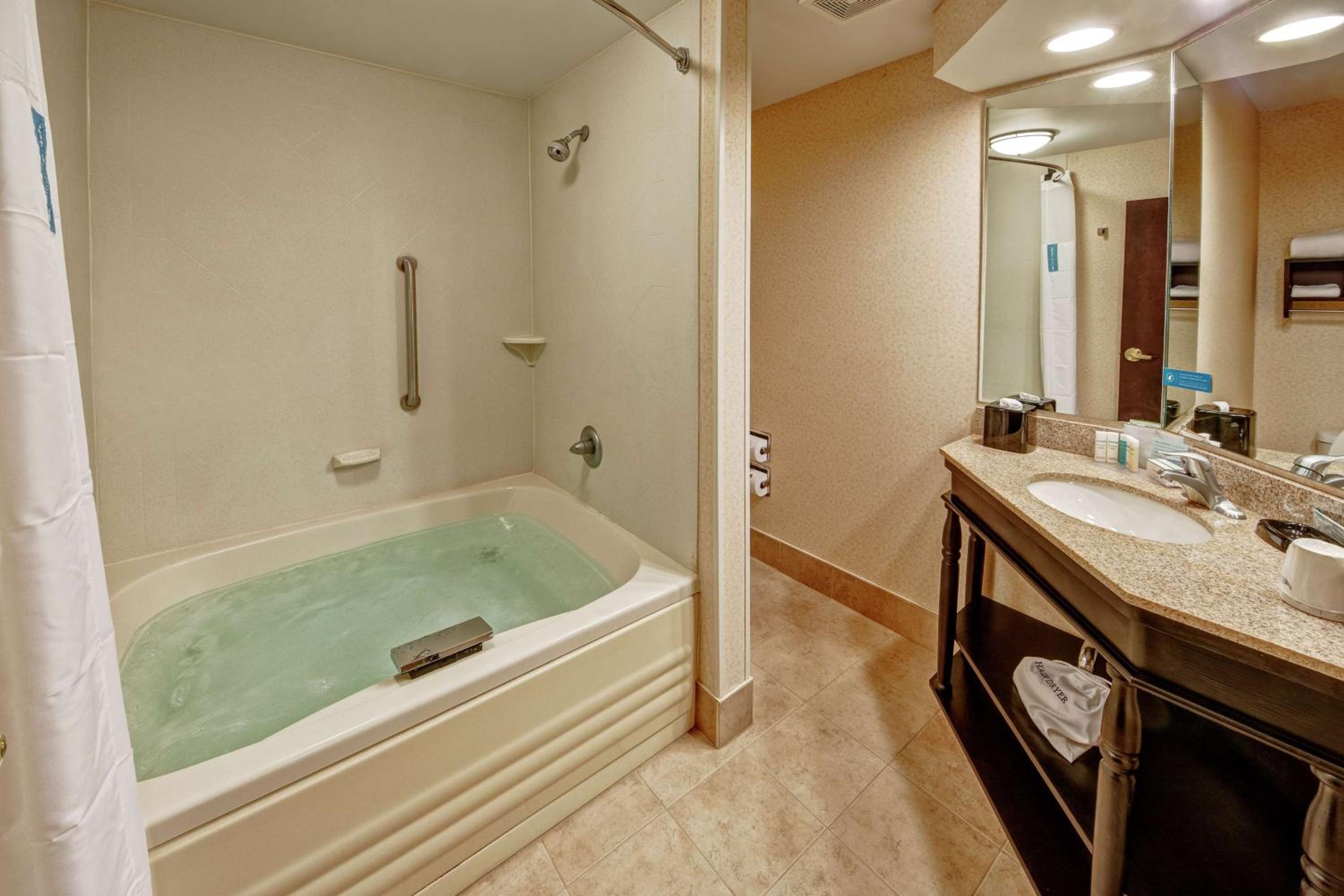 Deluxe King Room with Whirpool - Non-Smoking photo 2