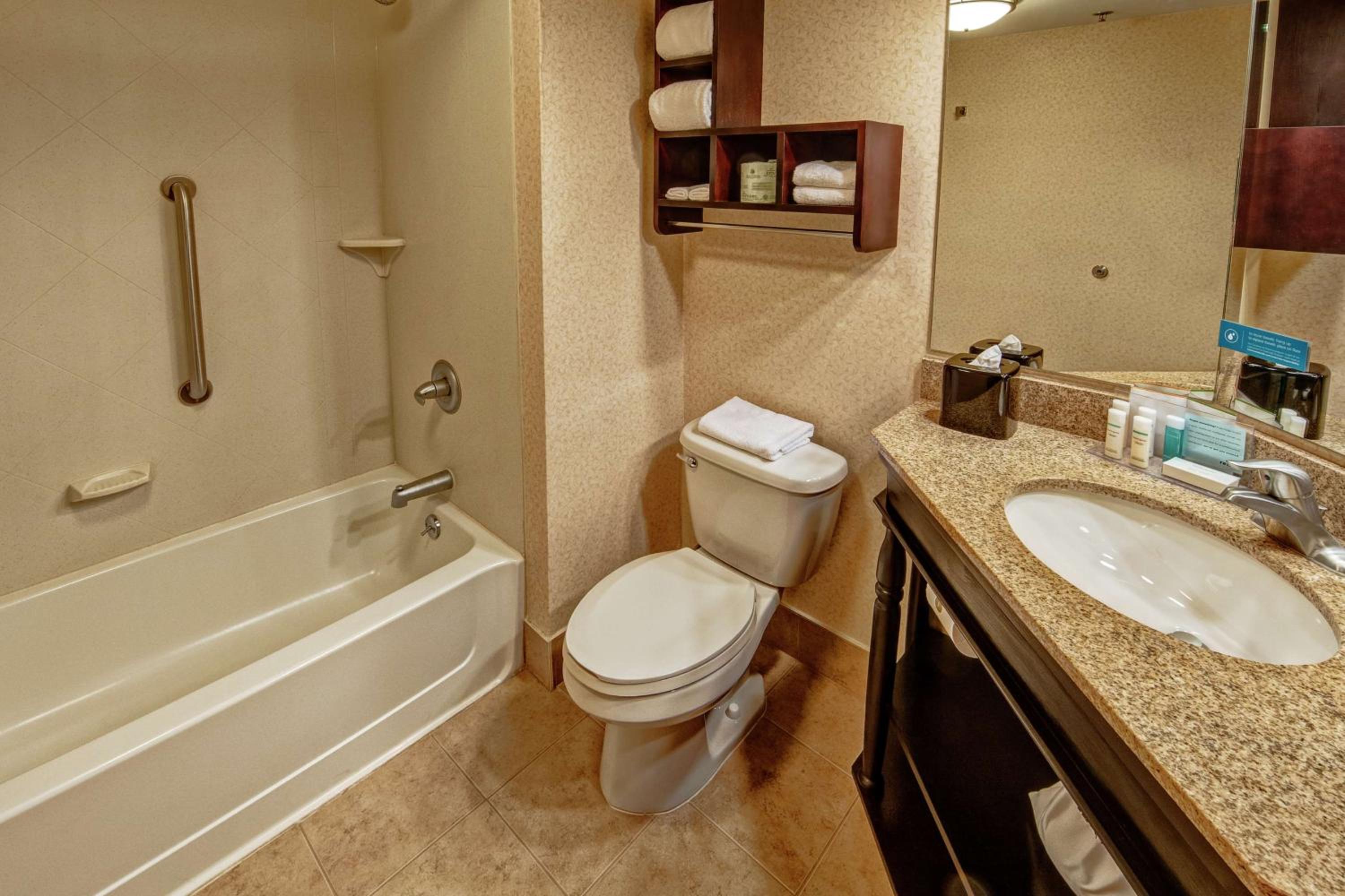 King Room with King Bed - Non-Smoking photo 3