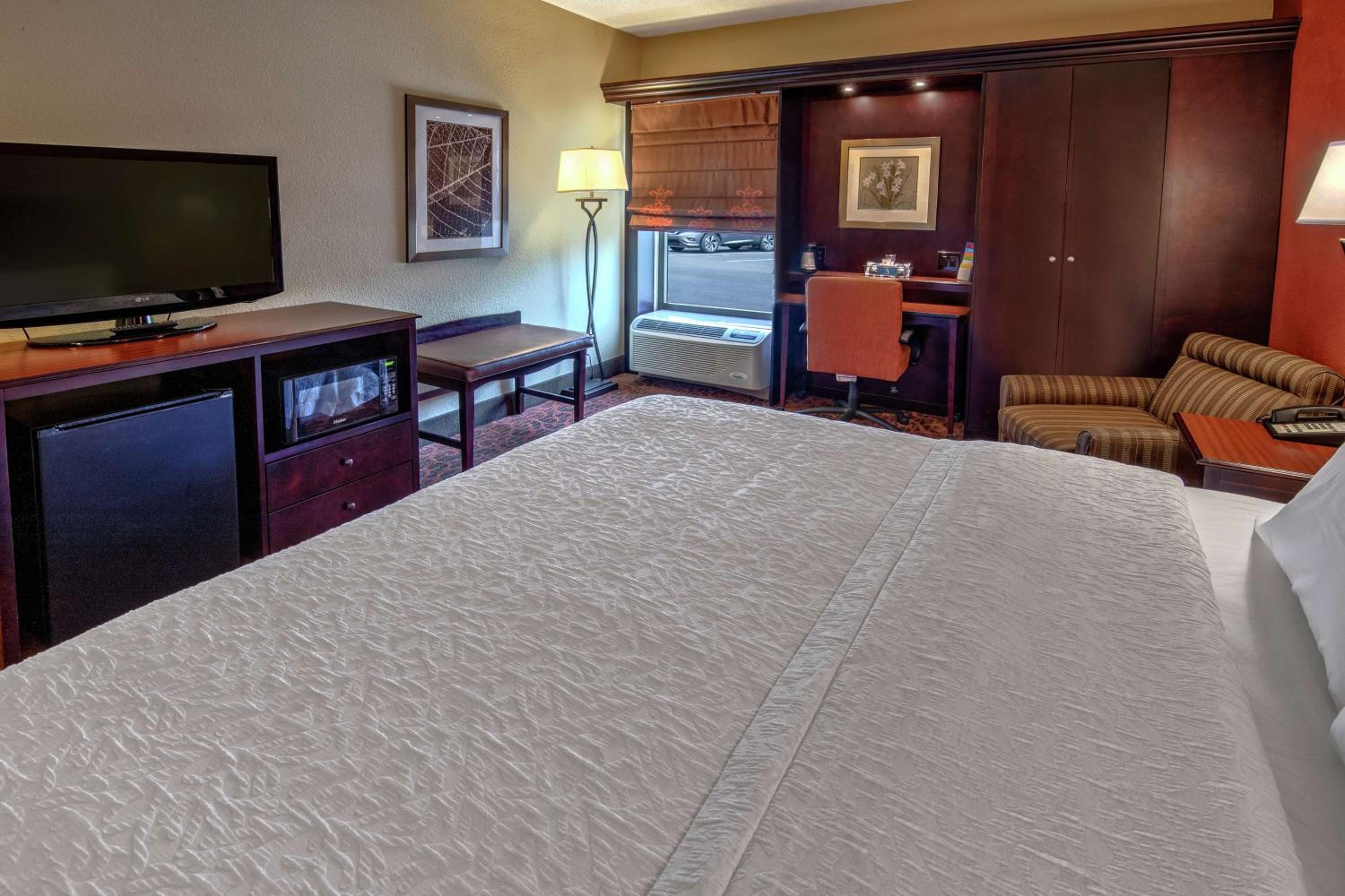 Deluxe King Room with Whirpool - Non-Smoking photo 1