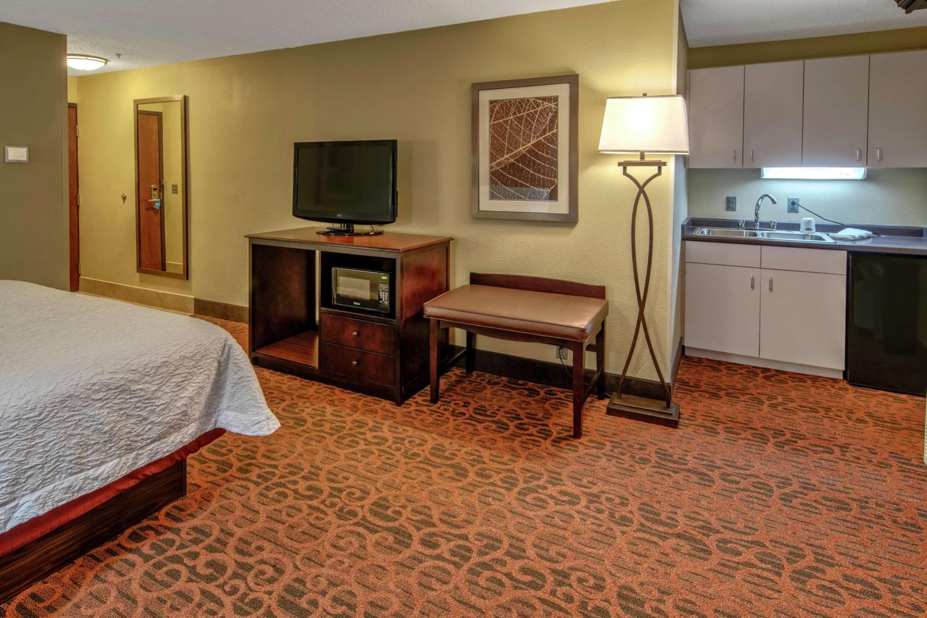 King Room with Kitchenette - Non-Smoking photo 3
