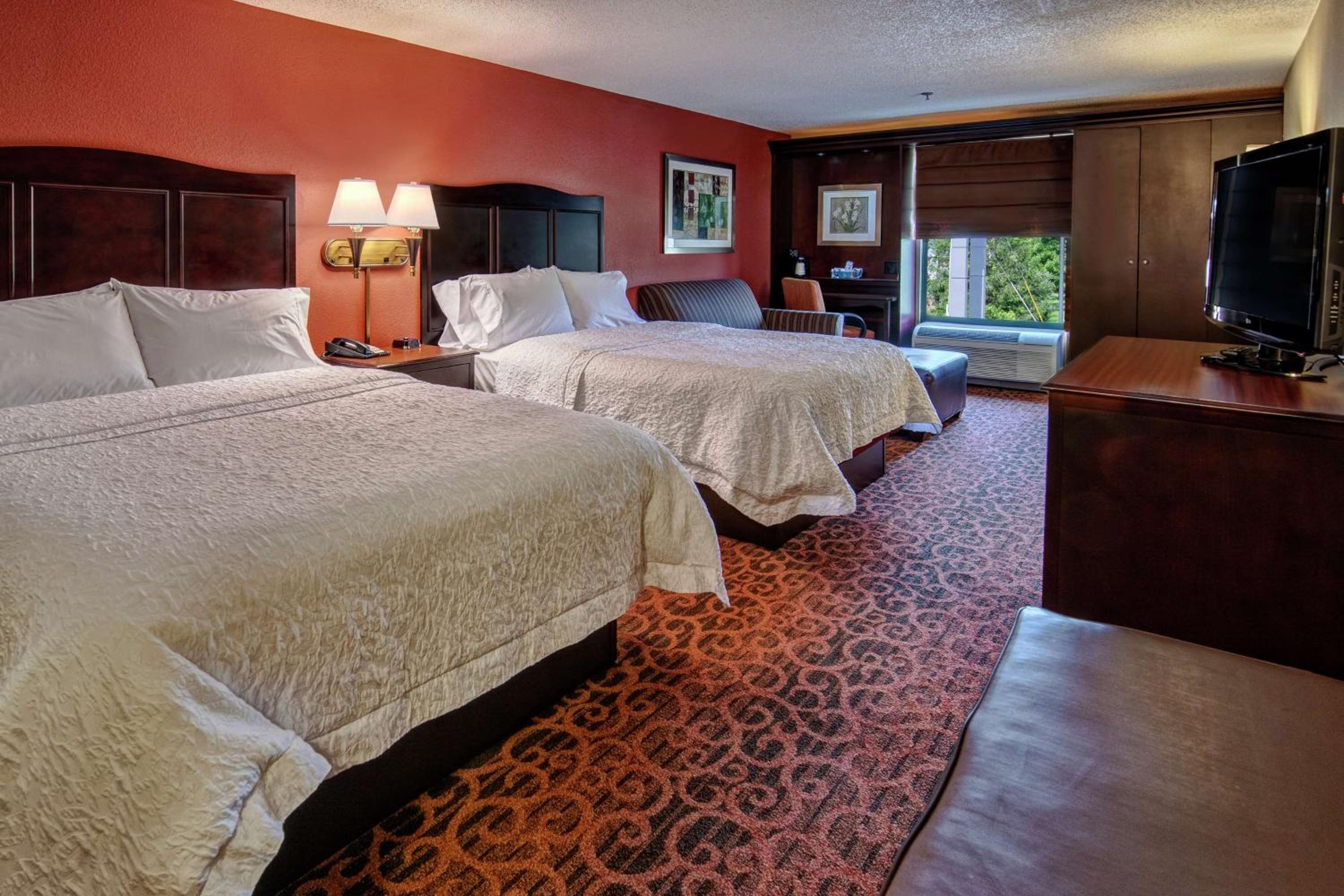 Room with Two Queen Beds - Non-Smoking photo 2